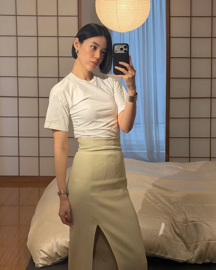아이시떼루!!❤️🖤칼단발 언니
26년 단발 레퍼런스, 준코 카토💇🏻♀️본업은 치과의사라는 반전이…
모델 같은 비주얼로 크리에이티브 디렉터로도 활동 중인 그녀는 의플루언서(?)입니다. 도쿄에서 거주 중인 그녀는 낮에는 치과 의사로, 밤에는 디렉터로 일하며 두 마리 토끼를 잡는 삶을 삽니다.
모노톤의 미니멀한 스타일링과 뷰티 아이템 활용 그리고 감각적인 칼단발까지 한 번 확인해보세요. 이미지6