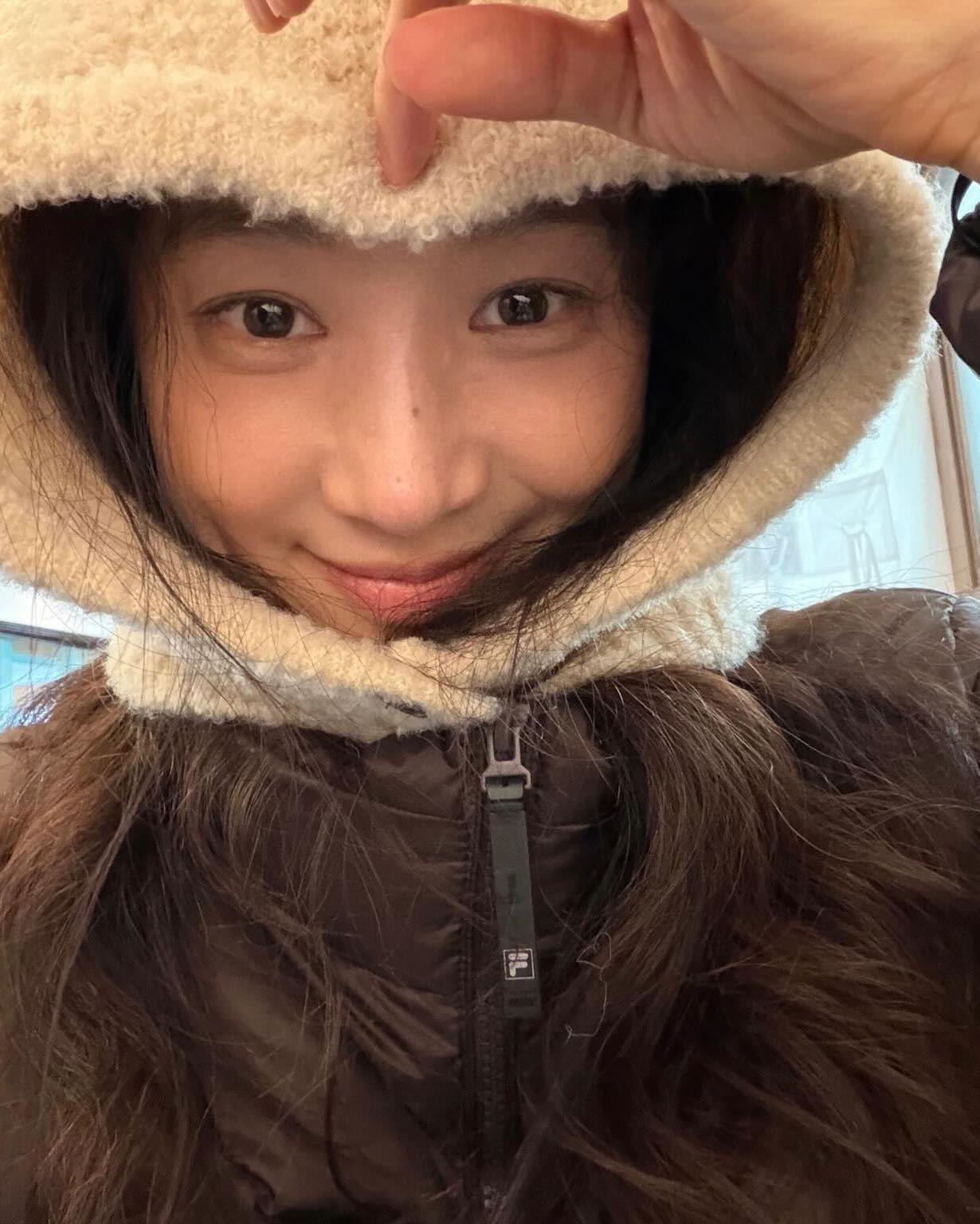 강추위 속 려원언니🤎애정템들
코코아 무드 속 방한템으로 맨날 챙기는🍫🧣브라운 3가지 참고해
정려원의 찐 애착템 리스트로 감도 높은 스타일링 알려드려요.
1. 휠라 플로우 다운 초코
브라운 숏패딩에 아이보리 팬츠, 브라운 운동화를 매치해 브라운의 따뜻한 무드를 완성했습니다. ‘휠라 플로우 다운 초코’는 깊은 초코 컬러감으로 어느 착장에도 좋은 연출을 할 수 있습니다.
2. 이미스 버튼 바라클라바
아이보리 니트와 팬츠로 톤을 맞춘 후 바라클라바를 포인트로 더해 부드럽고 따뜻한 인상을 완성했습니다. 머리부터 목까지 감싸는 바라클라바를 아이보리 니트와 함께 매치해, 따뜻함과 여유로운 무드를 동시에 챙겼습니다.
3. 뉴발란스 x 오라리 CT500 빈티지 브라운
브라운 셋업에 레이어드한 팬츠, 톤온톤 스니커즈로 톤을 낮추면서도 디테일을 준 스타일입니다. 오라리의 절제된 색감과 뉴발란스의 아카이브 실루엣이 만나 감각적으로 완성되었습니다. 이미지1