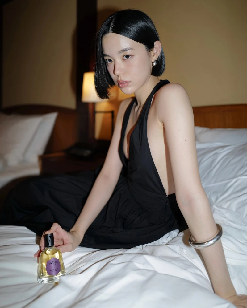 아이시떼루!!❤️🖤칼단발 언니
26년 단발 레퍼런스, 준코 카토💇🏻♀️본업은 치과의사라는 반전이…
모델 같은 비주얼로 크리에이티브 디렉터로도 활동 중인 그녀는 의플루언서(?)입니다. 도쿄에서 거주 중인 그녀는 낮에는 치과 의사로, 밤에는 디렉터로 일하며 두 마리 토끼를 잡는 삶을 삽니다.
모노톤의 미니멀한 스타일링과 뷰티 아이템 활용 그리고 감각적인 칼단발까지 한 번 확인해보세요. 이미지9