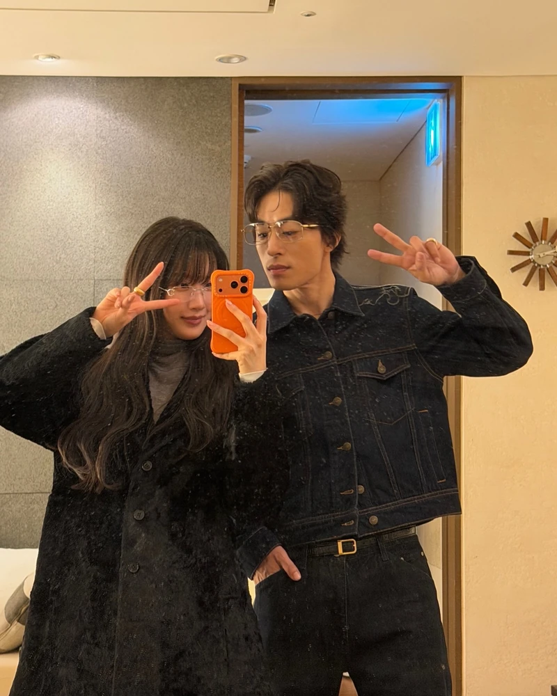구교환 x 문가영🖤🤍만약에 우리
보기만해도 뭉클한 커플룩😍둘이 너무 잘 어울려, 만약에?! 이미지4