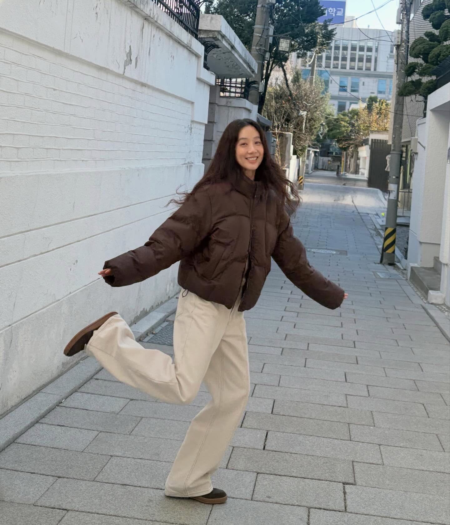 강추위 속 려원언니🤎애정템들
코코아 무드 속 방한템으로 맨날 챙기는🍫🧣브라운 3가지 참고해
정려원의 찐 애착템 리스트로 감도 높은 스타일링 알려드려요.
1. 휠라 플로우 다운 초코
브라운 숏패딩에 아이보리 팬츠, 브라운 운동화를 매치해 브라운의 따뜻한 무드를 완성했습니다. ‘휠라 플로우 다운 초코’는 깊은 초코 컬러감으로 어느 착장에도 좋은 연출을 할 수 있습니다.
2. 이미스 버튼 바라클라바
아이보리 니트와 팬츠로 톤을 맞춘 후 바라클라바를 포인트로 더해 부드럽고 따뜻한 인상을 완성했습니다. 머리부터 목까지 감싸는 바라클라바를 아이보리 니트와 함께 매치해, 따뜻함과 여유로운 무드를 동시에 챙겼습니다.
3. 뉴발란스 x 오라리 CT500 빈티지 브라운
브라운 셋업에 레이어드한 팬츠, 톤온톤 스니커즈로 톤을 낮추면서도 디테일을 준 스타일입니다. 오라리의 절제된 색감과 뉴발란스의 아카이브 실루엣이 만나 감각적으로 완성되었습니다. 이미지2