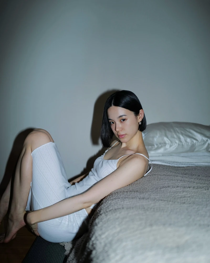 아이시떼루!!❤️🖤칼단발 언니
26년 단발 레퍼런스, 준코 카토💇🏻♀️본업은 치과의사라는 반전이…
모델 같은 비주얼로 크리에이티브 디렉터로도 활동 중인 그녀는 의플루언서(?)입니다. 도쿄에서 거주 중인 그녀는 낮에는 치과 의사로, 밤에는 디렉터로 일하며 두 마리 토끼를 잡는 삶을 삽니다.
모노톤의 미니멀한 스타일링과 뷰티 아이템 활용 그리고 감각적인 칼단발까지 한 번 확인해보세요. 이미지7