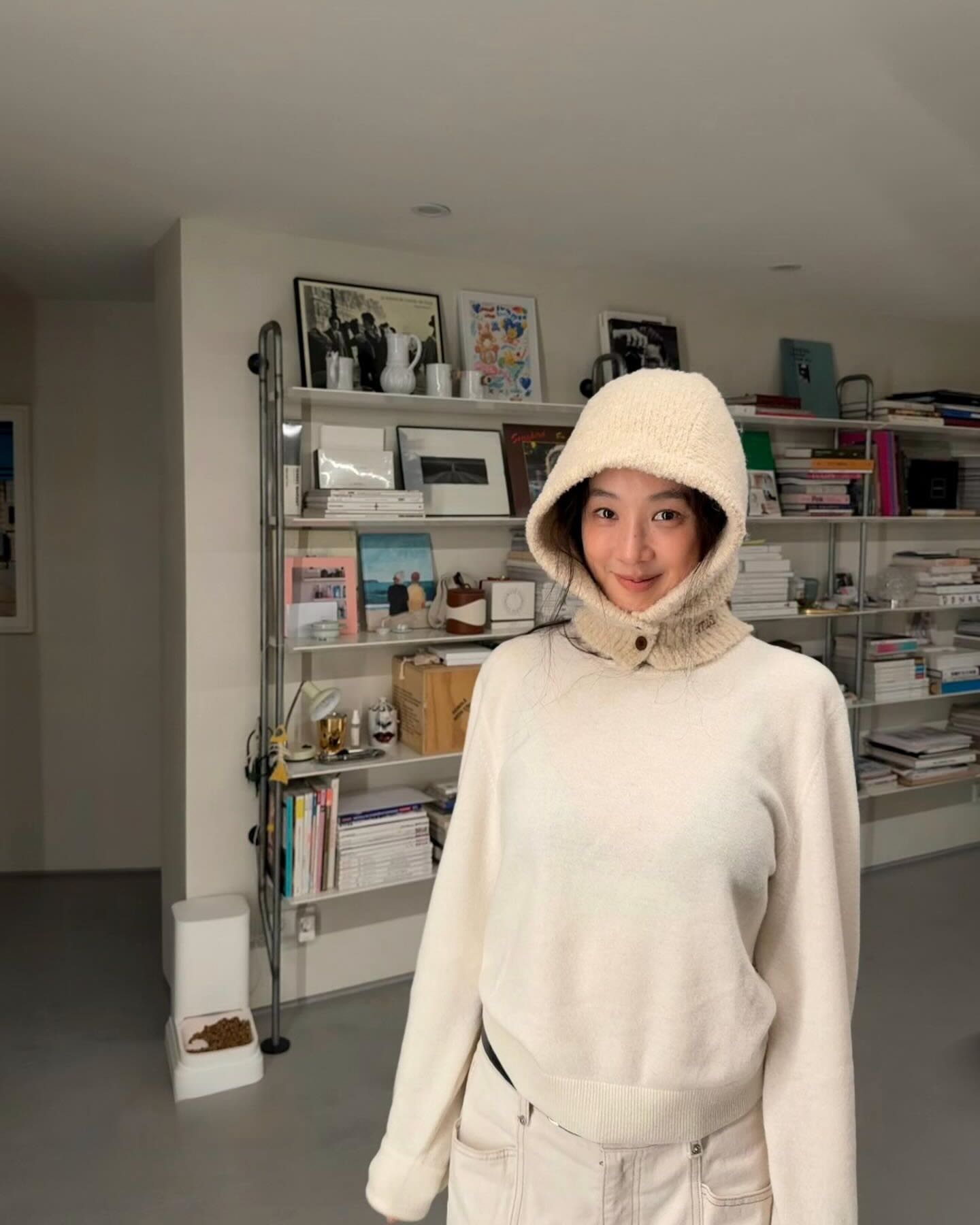 강추위 속 려원언니🤎애정템들
코코아 무드 속 방한템으로 맨날 챙기는🍫🧣브라운 3가지 참고해
정려원의 찐 애착템 리스트로 감도 높은 스타일링 알려드려요.
1. 휠라 플로우 다운 초코
브라운 숏패딩에 아이보리 팬츠, 브라운 운동화를 매치해 브라운의 따뜻한 무드를 완성했습니다. ‘휠라 플로우 다운 초코’는 깊은 초코 컬러감으로 어느 착장에도 좋은 연출을 할 수 있습니다.
2. 이미스 버튼 바라클라바
아이보리 니트와 팬츠로 톤을 맞춘 후 바라클라바를 포인트로 더해 부드럽고 따뜻한 인상을 완성했습니다. 머리부터 목까지 감싸는 바라클라바를 아이보리 니트와 함께 매치해, 따뜻함과 여유로운 무드를 동시에 챙겼습니다.
3. 뉴발란스 x 오라리 CT500 빈티지 브라운
브라운 셋업에 레이어드한 팬츠, 톤온톤 스니커즈로 톤을 낮추면서도 디테일을 준 스타일입니다. 오라리의 절제된 색감과 뉴발란스의 아카이브 실루엣이 만나 감각적으로 완성되었습니다. 이미지5