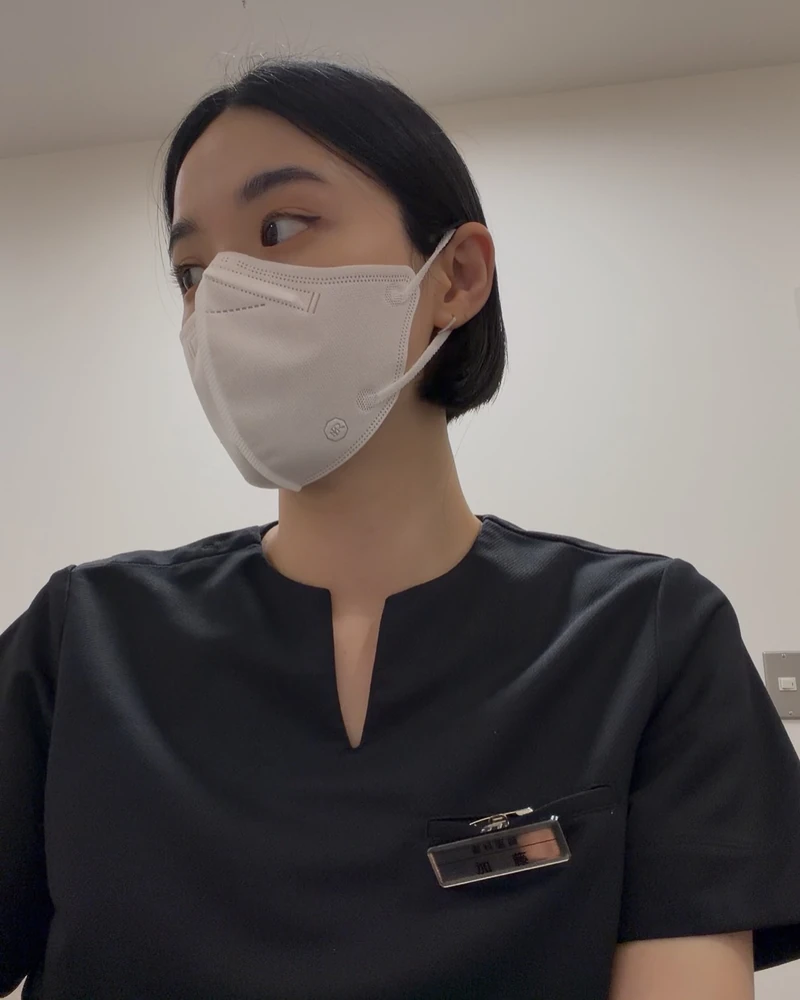 아이시떼루!!❤️🖤칼단발 언니
26년 단발 레퍼런스, 준코 카토💇🏻♀️본업은 치과의사라는 반전이…
모델 같은 비주얼로 크리에이티브 디렉터로도 활동 중인 그녀는 의플루언서(?)입니다. 도쿄에서 거주 중인 그녀는 낮에는 치과 의사로, 밤에는 디렉터로 일하며 두 마리 토끼를 잡는 삶을 삽니다.
모노톤의 미니멀한 스타일링과 뷰티 아이템 활용 그리고 감각적인 칼단발까지 한 번 확인해보세요. 이미지3