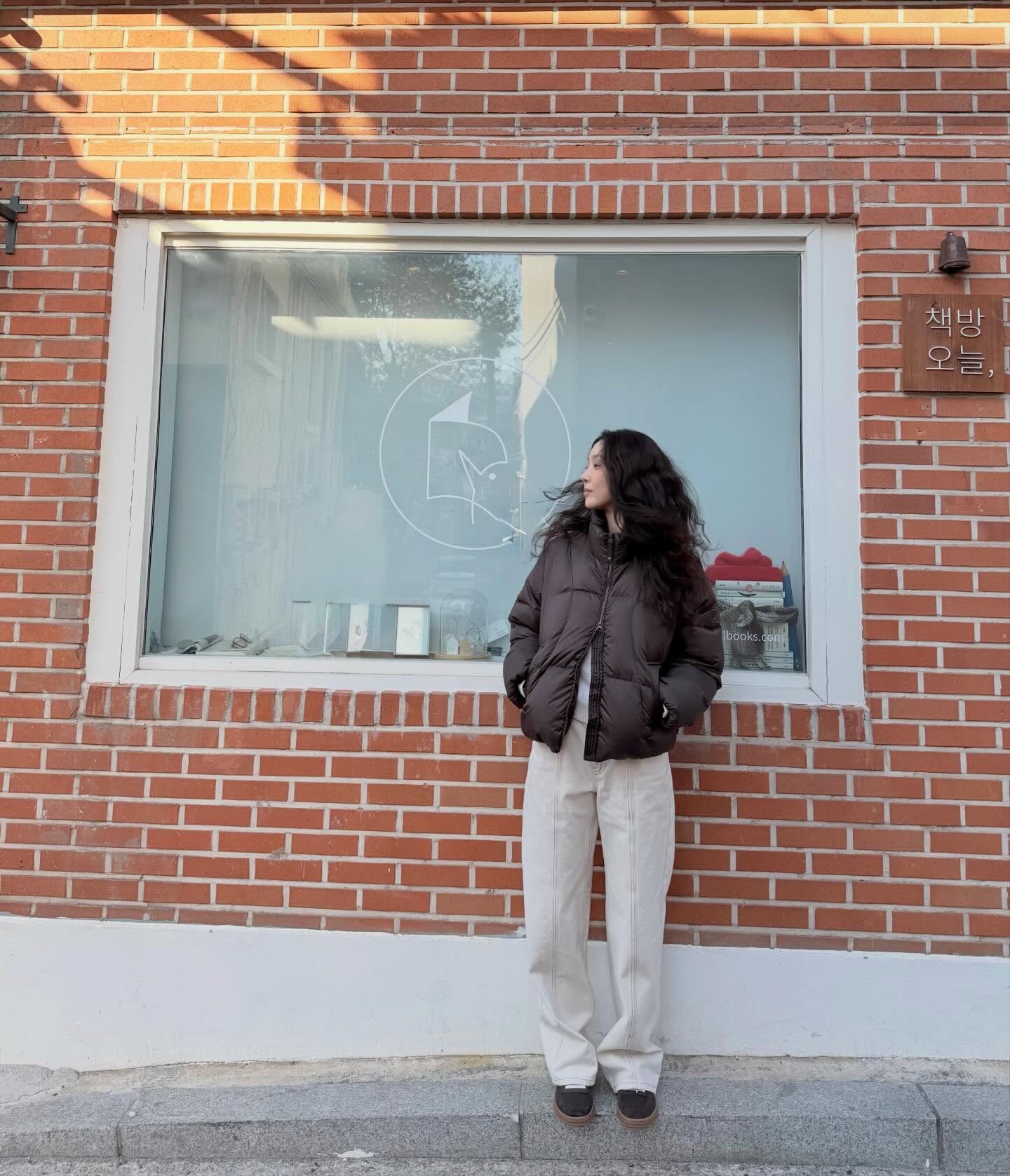 강추위 속 려원언니🤎애정템들
코코아 무드 속 방한템으로 맨날 챙기는🍫🧣브라운 3가지 참고해
정려원의 찐 애착템 리스트로 감도 높은 스타일링 알려드려요.
1. 휠라 플로우 다운 초코
브라운 숏패딩에 아이보리 팬츠, 브라운 운동화를 매치해 브라운의 따뜻한 무드를 완성했습니다. ‘휠라 플로우 다운 초코’는 깊은 초코 컬러감으로 어느 착장에도 좋은 연출을 할 수 있습니다.
2. 이미스 버튼 바라클라바
아이보리 니트와 팬츠로 톤을 맞춘 후 바라클라바를 포인트로 더해 부드럽고 따뜻한 인상을 완성했습니다. 머리부터 목까지 감싸는 바라클라바를 아이보리 니트와 함께 매치해, 따뜻함과 여유로운 무드를 동시에 챙겼습니다.
3. 뉴발란스 x 오라리 CT500 빈티지 브라운
브라운 셋업에 레이어드한 팬츠, 톤온톤 스니커즈로 톤을 낮추면서도 디테일을 준 스타일입니다. 오라리의 절제된 색감과 뉴발란스의 아카이브 실루엣이 만나 감각적으로 완성되었습니다. 이미지9