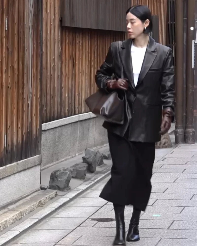 아이시떼루!!❤️🖤칼단발 언니
26년 단발 레퍼런스, 준코 카토💇🏻♀️본업은 치과의사라는 반전이…
모델 같은 비주얼로 크리에이티브 디렉터로도 활동 중인 그녀는 의플루언서(?)입니다. 도쿄에서 거주 중인 그녀는 낮에는 치과 의사로, 밤에는 디렉터로 일하며 두 마리 토끼를 잡는 삶을 삽니다.
모노톤의 미니멀한 스타일링과 뷰티 아이템 활용 그리고 감각적인 칼단발까지 한 번 확인해보세요. 이미지10