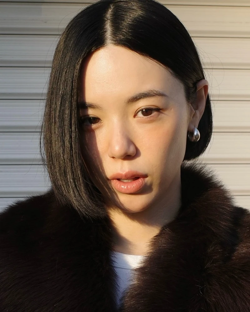아이시떼루!!❤️🖤칼단발 언니
26년 단발 레퍼런스, 준코 카토💇🏻♀️본업은 치과의사라는 반전이…
모델 같은 비주얼로 크리에이티브 디렉터로도 활동 중인 그녀는 의플루언서(?)입니다. 도쿄에서 거주 중인 그녀는 낮에는 치과 의사로, 밤에는 디렉터로 일하며 두 마리 토끼를 잡는 삶을 삽니다.
모노톤의 미니멀한 스타일링과 뷰티 아이템 활용 그리고 감각적인 칼단발까지 한 번 확인해보세요. 이미지2