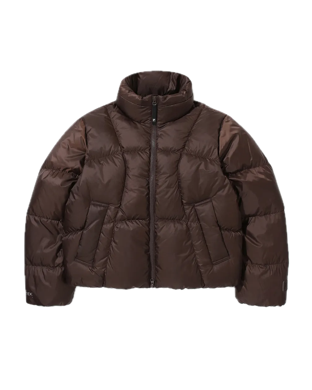 강추위 속 려원언니🤎애정템들
코코아 무드 속 방한템으로 맨날 챙기는🍫🧣브라운 3가지 참고해
정려원의 찐 애착템 리스트로 감도 높은 스타일링 알려드려요.
1. 휠라 플로우 다운 초코
브라운 숏패딩에 아이보리 팬츠, 브라운 운동화를 매치해 브라운의 따뜻한 무드를 완성했습니다. ‘휠라 플로우 다운 초코’는 깊은 초코 컬러감으로 어느 착장에도 좋은 연출을 할 수 있습니다.
2. 이미스 버튼 바라클라바
아이보리 니트와 팬츠로 톤을 맞춘 후 바라클라바를 포인트로 더해 부드럽고 따뜻한 인상을 완성했습니다. 머리부터 목까지 감싸는 바라클라바를 아이보리 니트와 함께 매치해, 따뜻함과 여유로운 무드를 동시에 챙겼습니다.
3. 뉴발란스 x 오라리 CT500 빈티지 브라운
브라운 셋업에 레이어드한 팬츠, 톤온톤 스니커즈로 톤을 낮추면서도 디테일을 준 스타일입니다. 오라리의 절제된 색감과 뉴발란스의 아카이브 실루엣이 만나 감각적으로 완성되었습니다. 이미지4