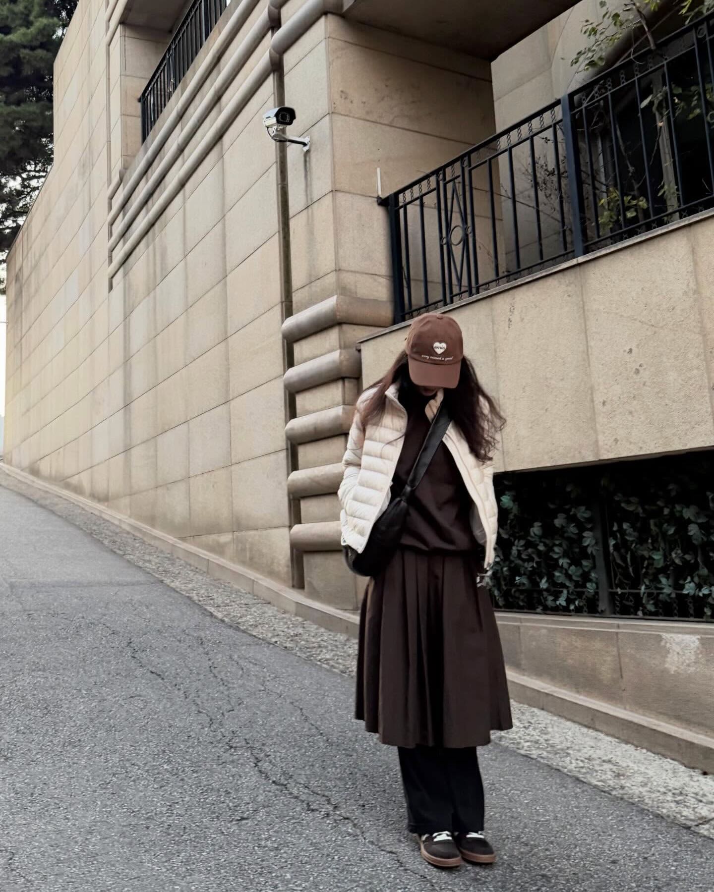 강추위 속 려원언니🤎애정템들
코코아 무드 속 방한템으로 맨날 챙기는🍫🧣브라운 3가지 참고해
정려원의 찐 애착템 리스트로 감도 높은 스타일링 알려드려요.
1. 휠라 플로우 다운 초코
브라운 숏패딩에 아이보리 팬츠, 브라운 운동화를 매치해 브라운의 따뜻한 무드를 완성했습니다. ‘휠라 플로우 다운 초코’는 깊은 초코 컬러감으로 어느 착장에도 좋은 연출을 할 수 있습니다.
2. 이미스 버튼 바라클라바
아이보리 니트와 팬츠로 톤을 맞춘 후 바라클라바를 포인트로 더해 부드럽고 따뜻한 인상을 완성했습니다. 머리부터 목까지 감싸는 바라클라바를 아이보리 니트와 함께 매치해, 따뜻함과 여유로운 무드를 동시에 챙겼습니다.
3. 뉴발란스 x 오라리 CT500 빈티지 브라운
브라운 셋업에 레이어드한 팬츠, 톤온톤 스니커즈로 톤을 낮추면서도 디테일을 준 스타일입니다. 오라리의 절제된 색감과 뉴발란스의 아카이브 실루엣이 만나 감각적으로 완성되었습니다. 이미지8