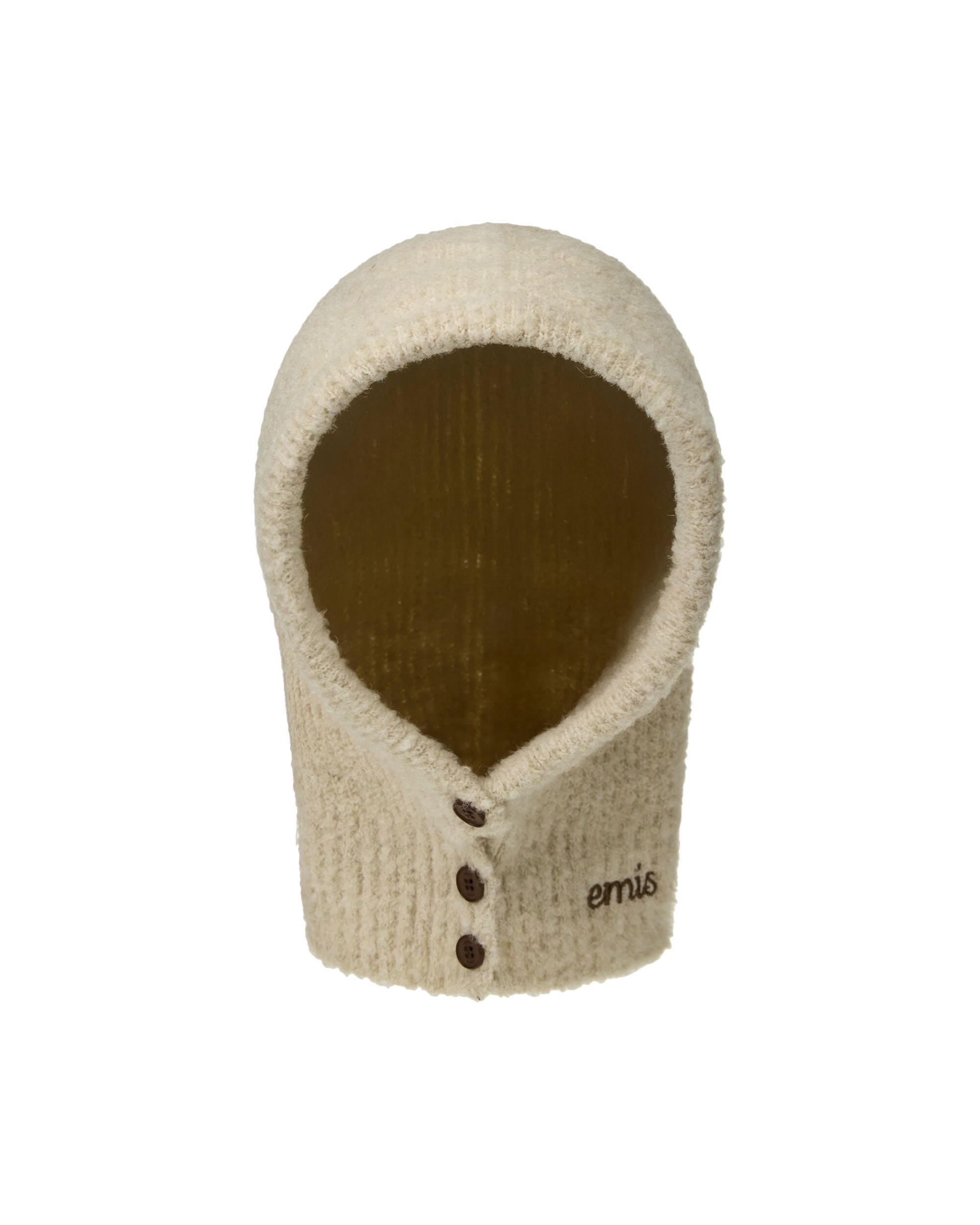 강추위 속 려원언니🤎애정템들
코코아 무드 속 방한템으로 맨날 챙기는🍫🧣브라운 3가지 참고해
정려원의 찐 애착템 리스트로 감도 높은 스타일링 알려드려요.
1. 휠라 플로우 다운 초코
브라운 숏패딩에 아이보리 팬츠, 브라운 운동화를 매치해 브라운의 따뜻한 무드를 완성했습니다. ‘휠라 플로우 다운 초코’는 깊은 초코 컬러감으로 어느 착장에도 좋은 연출을 할 수 있습니다.
2. 이미스 버튼 바라클라바
아이보리 니트와 팬츠로 톤을 맞춘 후 바라클라바를 포인트로 더해 부드럽고 따뜻한 인상을 완성했습니다. 머리부터 목까지 감싸는 바라클라바를 아이보리 니트와 함께 매치해, 따뜻함과 여유로운 무드를 동시에 챙겼습니다.
3. 뉴발란스 x 오라리 CT500 빈티지 브라운
브라운 셋업에 레이어드한 팬츠, 톤온톤 스니커즈로 톤을 낮추면서도 디테일을 준 스타일입니다. 오라리의 절제된 색감과 뉴발란스의 아카이브 실루엣이 만나 감각적으로 완성되었습니다. 이미지7