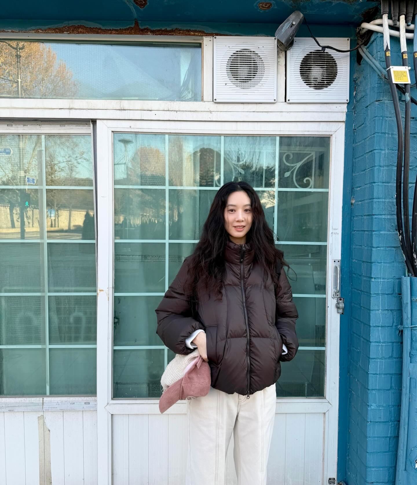 강추위 속 려원언니🤎애정템들
코코아 무드 속 방한템으로 맨날 챙기는🍫🧣브라운 3가지 참고해
정려원의 찐 애착템 리스트로 감도 높은 스타일링 알려드려요.
1. 휠라 플로우 다운 초코
브라운 숏패딩에 아이보리 팬츠, 브라운 운동화를 매치해 브라운의 따뜻한 무드를 완성했습니다. ‘휠라 플로우 다운 초코’는 깊은 초코 컬러감으로 어느 착장에도 좋은 연출을 할 수 있습니다.
2. 이미스 버튼 바라클라바
아이보리 니트와 팬츠로 톤을 맞춘 후 바라클라바를 포인트로 더해 부드럽고 따뜻한 인상을 완성했습니다. 머리부터 목까지 감싸는 바라클라바를 아이보리 니트와 함께 매치해, 따뜻함과 여유로운 무드를 동시에 챙겼습니다.
3. 뉴발란스 x 오라리 CT500 빈티지 브라운
브라운 셋업에 레이어드한 팬츠, 톤온톤 스니커즈로 톤을 낮추면서도 디테일을 준 스타일입니다. 오라리의 절제된 색감과 뉴발란스의 아카이브 실루엣이 만나 감각적으로 완성되었습니다. 이미지6