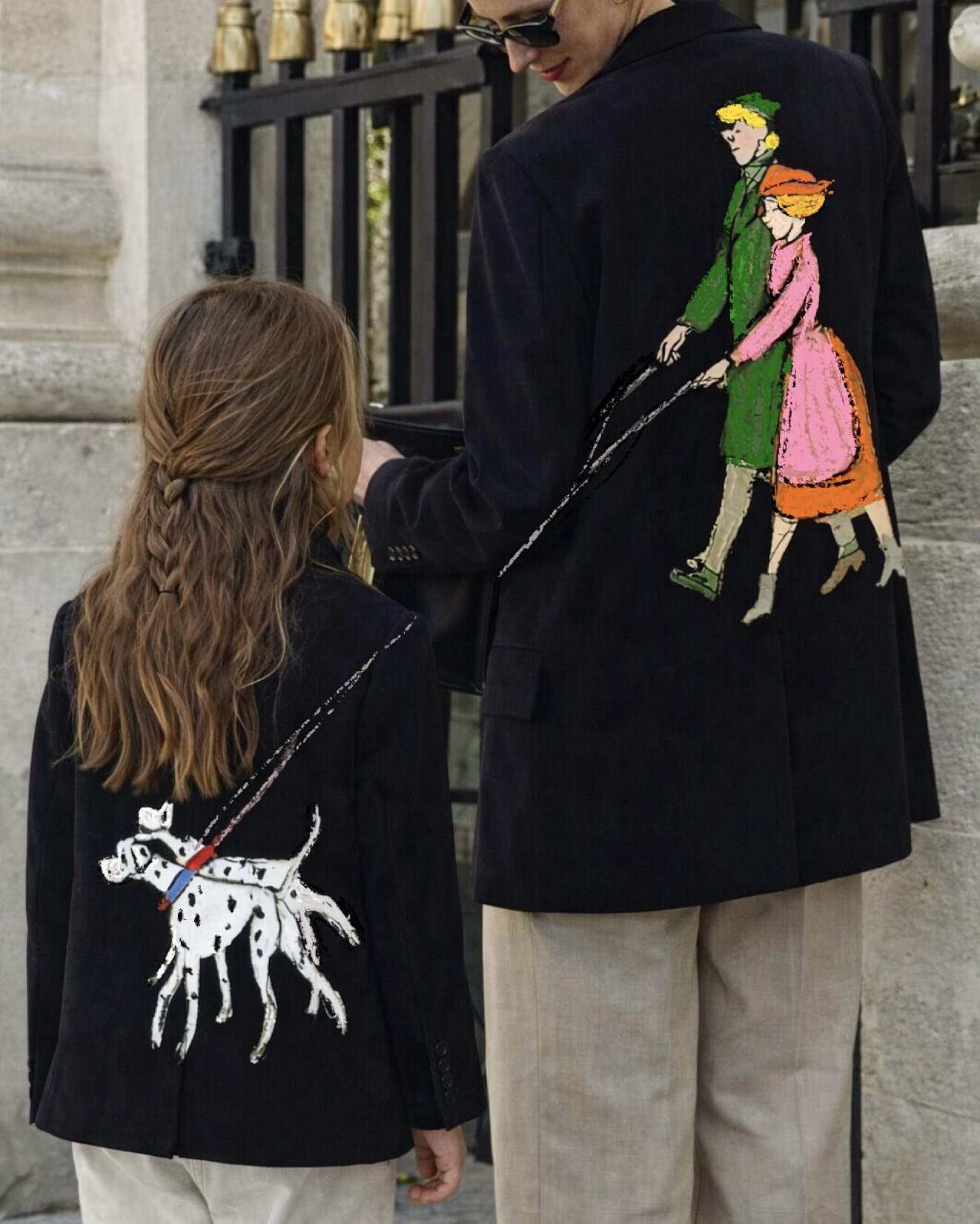 평범했던 옷이 특별해진다✨
치아라 카탈라노 손만 거치면 아트로 재해석 돼...😲👩🏻🎨
팝 아티스트 치아라 카탈라노는 기존 의류 위에 그림과 메세지를 더하는 아트 커스텀 작업을 선보이는데요. 클래식한 코트부터 스커트까지, 팝아트와 컬러풀한 색감, 장난기 가득한 만화 모티프가 어우러져 생동감을 더합니다.
그림과 문구가 더해져 나만의 아트피스로 변신하는, 치아라 카탈라노의 자유롭고 거침없는 감각이 담긴 작품을 만나보세요. 이미지3