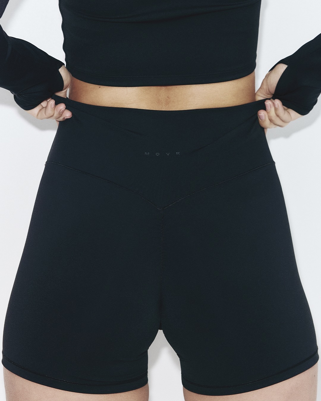 가성비 대체템 찾았다!👀
가성비로 즐기는 H&M MOVE 웰니스 라인🏃♀️🖤
스킴스가 떠오르는 듯한 미니멀한 컬러와 실루엣의 레깅스, H&M MOVE에서도 만나 볼 수 있습니다. 군더더기 없는 라인과 깔끔한 핏으로 운동할 때는 물론 일상에서도 부담 없이 매치할 수 있는데요.
비슷한 무드의 핏과 컬러를 합리적인 가격대로 즐길 수 있다는 점이 가장 큰 매력입니다. 가성비 레깅스를 찾고 있다면, H&M MOVE 웰니스 라인을 확인해보세요. 이미지7