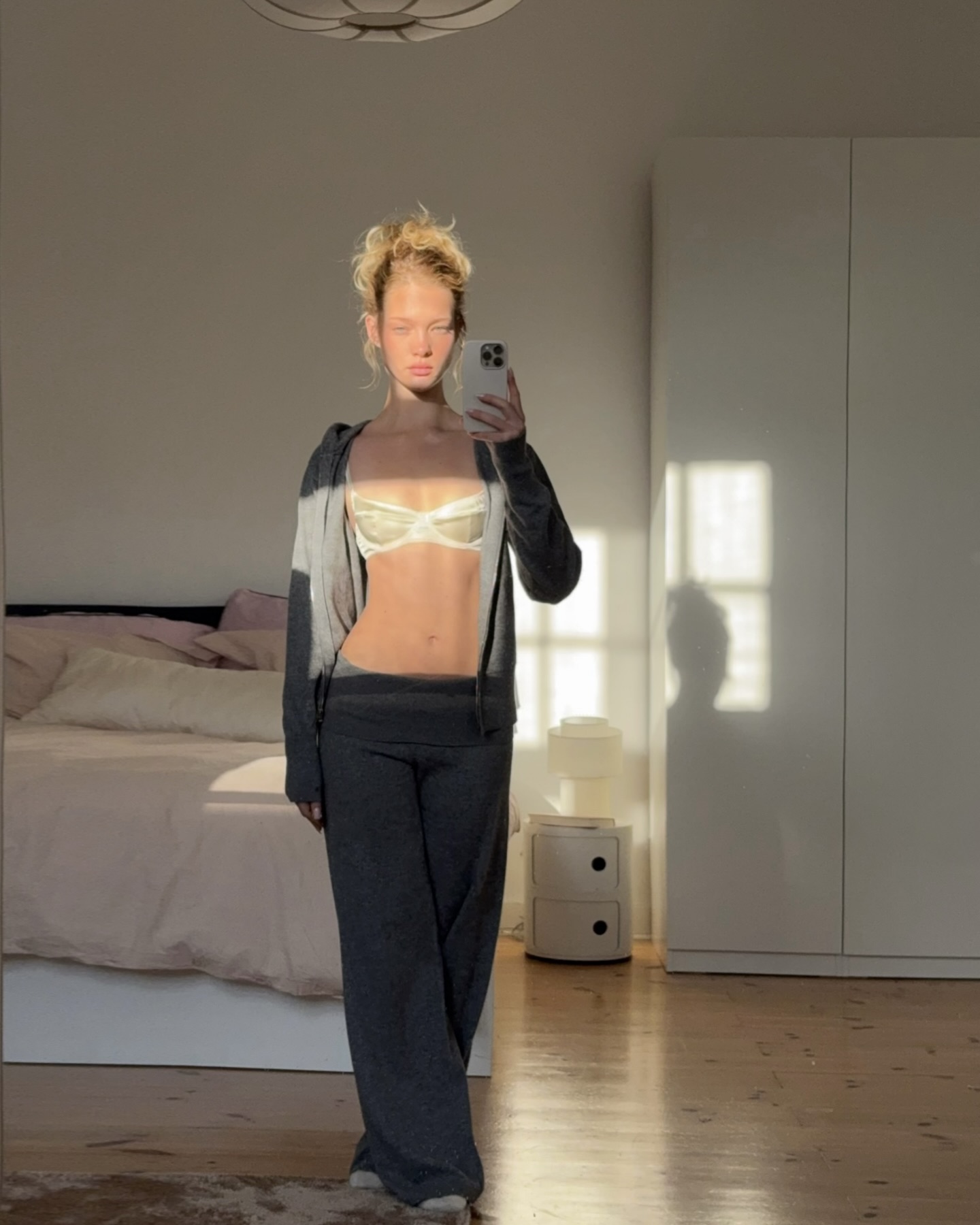 헤일리 비버도 폴드오버 팬츠🩶
골반 라인 살리는 Y2K 애슬레저 트렌드🧘🏻♀️💡
최근 자주 보이는 폴드오버 팬츠는 허리 밴드를 접어 골반 라인에 걸쳐 입는 스타일입니다. 헤일리 비버처럼 크롭과 매치하면 허리선이 드러나 Y2K 무드가 살아나는데요. 동시에 애슬레저 특유의 쿨한 분위기까지 챙길 수 있습니다.
접는 정도에 따라 로우라이즈처럼 과감하게, 혹은 살짝만 내려 더 데일리하게 연출해 얇은 허리선을 드러내보세요. 이미지5