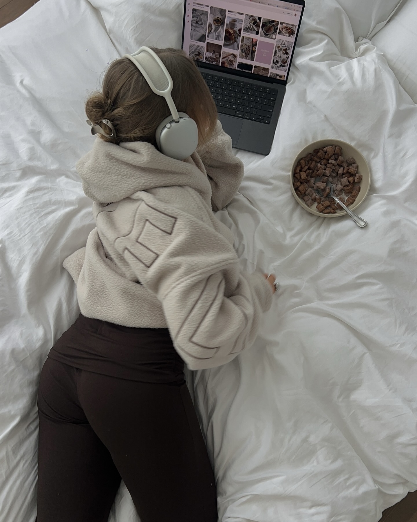 헤일리 비버도 폴드오버 팬츠🩶
골반 라인 살리는 Y2K 애슬레저 트렌드🧘🏻♀️💡
최근 자주 보이는 폴드오버 팬츠는 허리 밴드를 접어 골반 라인에 걸쳐 입는 스타일입니다. 헤일리 비버처럼 크롭과 매치하면 허리선이 드러나 Y2K 무드가 살아나는데요. 동시에 애슬레저 특유의 쿨한 분위기까지 챙길 수 있습니다.
접는 정도에 따라 로우라이즈처럼 과감하게, 혹은 살짝만 내려 더 데일리하게 연출해 얇은 허리선을 드러내보세요. 이미지7