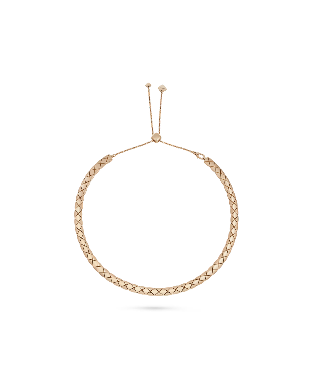 제니 일상룩에서🖤💛주목할 것
간단해 보이지만 고급 비결은 바로💍코코 크러쉬 주얼리
샤넬로 완성한 제니의 봄 코디, 비결 3가지 알려드려요.
1. 코코 크러쉬 유연한 쇼트 네크리스
퀼팅에서 영감 받은 코코 크러쉬 패턴이 더해졌으며, 길이를 자유롭게 조절할 수 있는 디자인이 특징입니다. 제니의 미니멀한 셔츠 룩에 세련되고 우아한 포인트를 더했습니다.
2. 코코 크러쉬 브레이슬릿
코코 크러쉬 미니 뱅글 브레이슬릿입니다. 코코 트위스트 잠금장치로 간편하게 착용할 수 있고, 슬림한 실루엣으로 다른 브레이슬릿과 레이어드 하기 좋습니다.
3. 코코 크러쉬 링
18K 화이트 골드로 완성된 스몰 링입니다. 미니멀 룩에 가장 잘 어울리는 포인트로, 레이어링하면 더 스타일리시하게 연출할 수 있는 아이템입니다. 이미지5