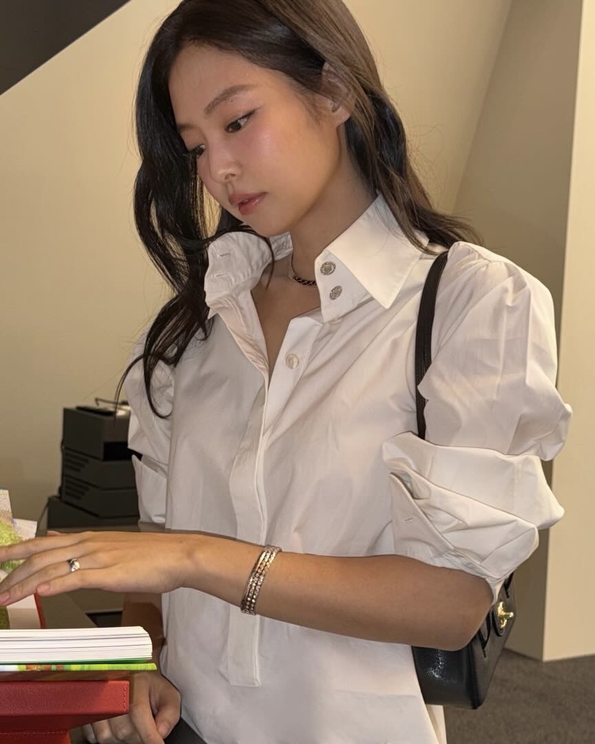 제니 일상룩에서🖤💛주목할 것
간단해 보이지만 고급 비결은 바로💍코코 크러쉬 주얼리
샤넬로 완성한 제니의 봄 코디, 비결 3가지 알려드려요.
1. 코코 크러쉬 유연한 쇼트 네크리스
퀼팅에서 영감 받은 코코 크러쉬 패턴이 더해졌으며, 길이를 자유롭게 조절할 수 있는 디자인이 특징입니다. 제니의 미니멀한 셔츠 룩에 세련되고 우아한 포인트를 더했습니다.
2. 코코 크러쉬 브레이슬릿
코코 크러쉬 미니 뱅글 브레이슬릿입니다. 코코 트위스트 잠금장치로 간편하게 착용할 수 있고, 슬림한 실루엣으로 다른 브레이슬릿과 레이어드 하기 좋습니다.
3. 코코 크러쉬 링
18K 화이트 골드로 완성된 스몰 링입니다. 미니멀 룩에 가장 잘 어울리는 포인트로, 레이어링하면 더 스타일리시하게 연출할 수 있는 아이템입니다. 이미지7