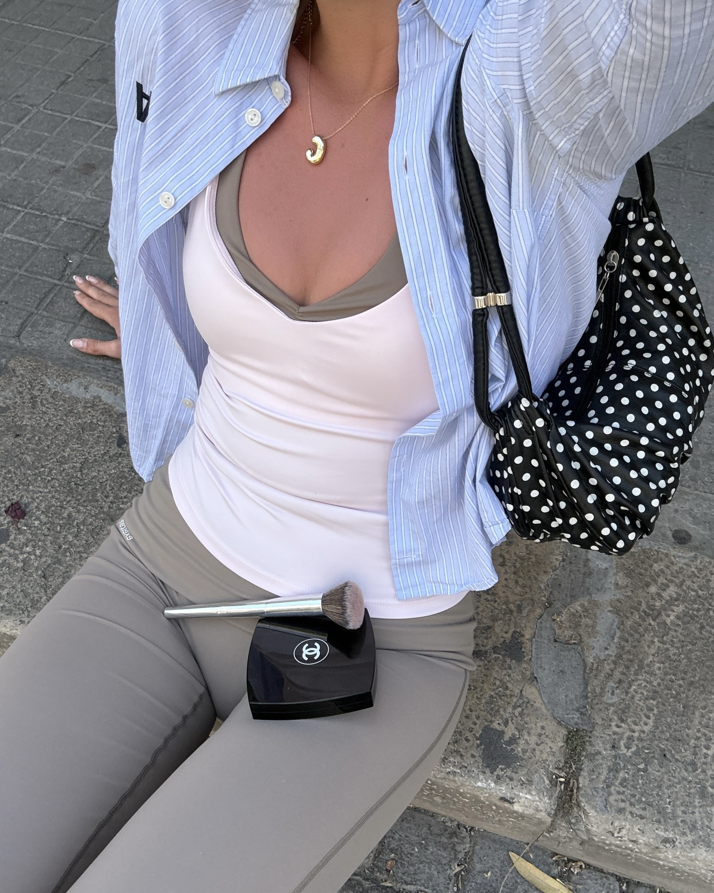 헤일리 비버도 폴드오버 팬츠🩶
골반 라인 살리는 Y2K 애슬레저 트렌드🧘🏻♀️💡
최근 자주 보이는 폴드오버 팬츠는 허리 밴드를 접어 골반 라인에 걸쳐 입는 스타일입니다. 헤일리 비버처럼 크롭과 매치하면 허리선이 드러나 Y2K 무드가 살아나는데요. 동시에 애슬레저 특유의 쿨한 분위기까지 챙길 수 있습니다.
접는 정도에 따라 로우라이즈처럼 과감하게, 혹은 살짝만 내려 더 데일리하게 연출해 얇은 허리선을 드러내보세요. 이미지6