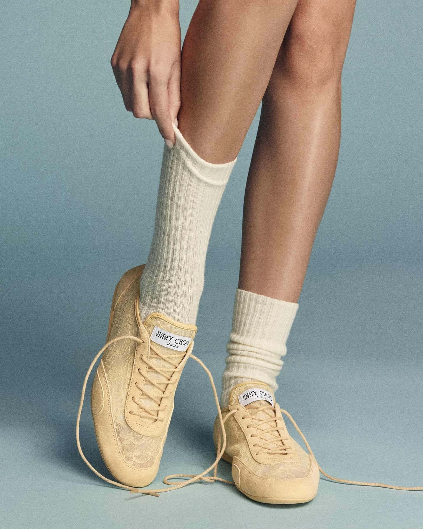 스니커즈에 레이스라니🎀
내 봄은 지미추 SUNNY로 준비할게🌷☀️
지미추가 새로운 로우탑 스니커즈 SUNNY를 공개했습니다. 클래식한 로우탑 실루엣을 바탕으로, 플로럴 레이스와 가죽 패널을 믹스해 완성했는데요. 스포티한 트레이너에 지미추 특유의 우아한 무드를 더했습니다.
데일리룩부터 드레스업 스타일까지 폭넓게 활용 가능한 지미추의 SUNNY, 이번 시즌 주목해보세요. 이미지3