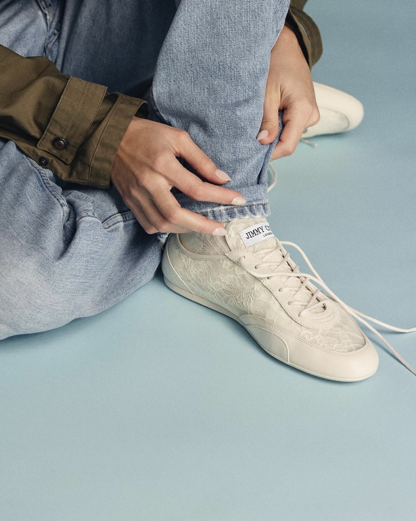 스니커즈에 레이스라니🎀
내 봄은 지미추 SUNNY로 준비할게🌷☀️
지미추가 새로운 로우탑 스니커즈 SUNNY를 공개했습니다. 클래식한 로우탑 실루엣을 바탕으로, 플로럴 레이스와 가죽 패널을 믹스해 완성했는데요. 스포티한 트레이너에 지미추 특유의 우아한 무드를 더했습니다.
데일리룩부터 드레스업 스타일까지 폭넓게 활용 가능한 지미추의 SUNNY, 이번 시즌 주목해보세요. 이미지7