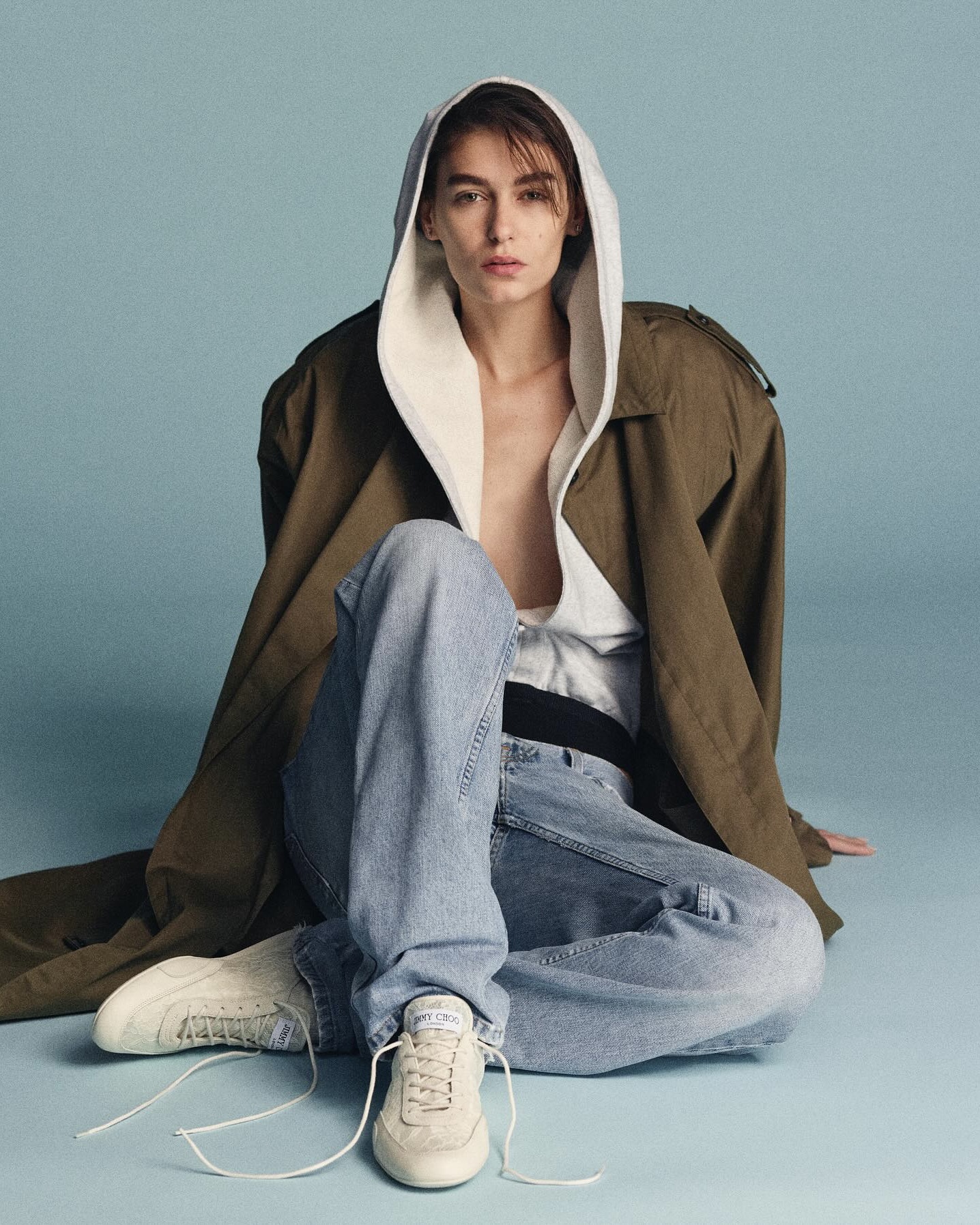 스니커즈에 레이스라니🎀
내 봄은 지미추 SUNNY로 준비할게🌷☀️
지미추가 새로운 로우탑 스니커즈 SUNNY를 공개했습니다. 클래식한 로우탑 실루엣을 바탕으로, 플로럴 레이스와 가죽 패널을 믹스해 완성했는데요. 스포티한 트레이너에 지미추 특유의 우아한 무드를 더했습니다.
데일리룩부터 드레스업 스타일까지 폭넓게 활용 가능한 지미추의 SUNNY, 이번 시즌 주목해보세요. 이미지8