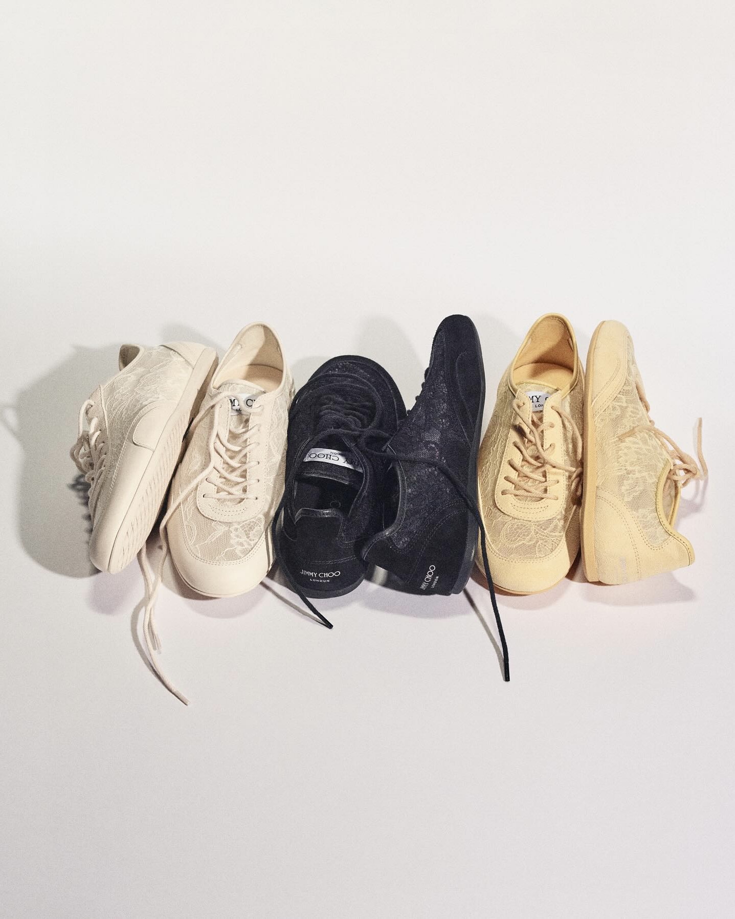 스니커즈에 레이스라니🎀
내 봄은 지미추 SUNNY로 준비할게🌷☀️
지미추가 새로운 로우탑 스니커즈 SUNNY를 공개했습니다. 클래식한 로우탑 실루엣을 바탕으로, 플로럴 레이스와 가죽 패널을 믹스해 완성했는데요. 스포티한 트레이너에 지미추 특유의 우아한 무드를 더했습니다.
데일리룩부터 드레스업 스타일까지 폭넓게 활용 가능한 지미추의 SUNNY, 이번 시즌 주목해보세요. 이미지4