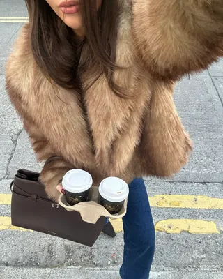 오늘도 복슬복슬 퍼 입는 날🤎
패딩 대신 입기 좋은 퍼자켓 + 데님 코디👖🧸 이미지