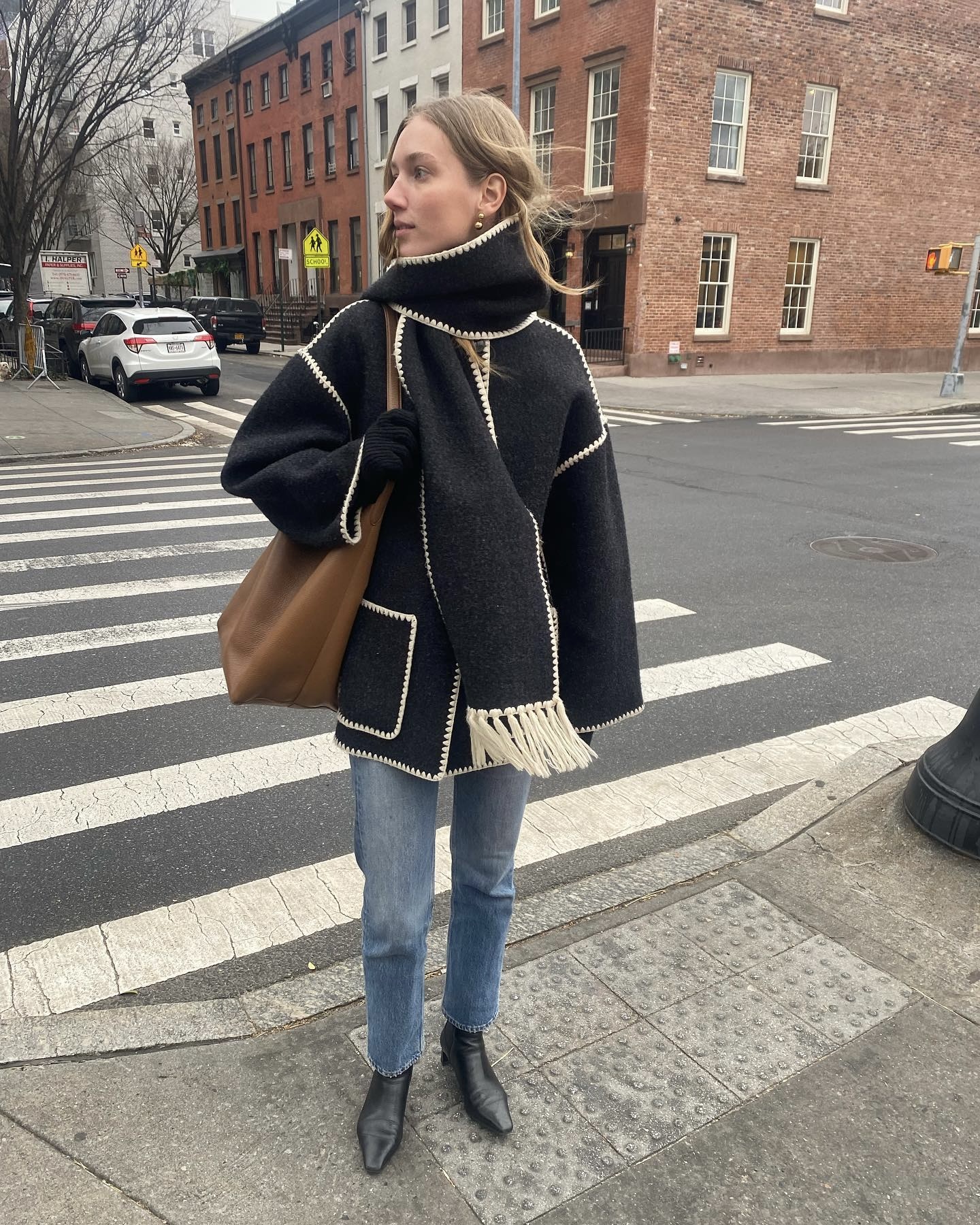 토템 시그니처💙🤍스카프 코트
두 번 고민할 필요 없는 베스트 아이템💡얼른 겟하세요
최근 리사도 즐겨 입어 화제인 스카프 코트는 토템의 엠브로이더드 스카프 재킷입니다. 울 소재에 화이트 컬러의 크로셰 자수가 포인트인 스카프 코트로, 프린지와 패치 포켓 디테일이 더해져 모던한 무드가 느껴집니다.
아우터와 같은 컬러, 소재로 세트처럼 구성된 스카프 코트는 이번 시즌 트렌드 아이템으로 주목받고 있으니 참고해 보세요. 이미지5