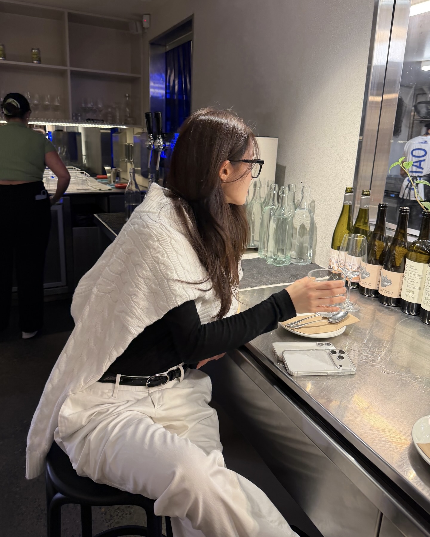 폴로 하나로 두 가지 스타일?!🤍
취향대로 고르기 좋은 폴로 데일리 니트 코디법🎠🧶
최근 효민의 호주 여행룩에서 눈길을 끄는 아이템은 폴로 랄프로렌의 케이블 쿼터 지퍼 스웨터입니다. 클래식한 케이블 니트와 지퍼 디테일로 상의 하나만으로도 깔끔한 포인트가 되어주는데요.
화이트 팬츠와 매치하면 미니멀하게, 활동적인 날엔 레깅스와 매치해 편안한 애슬레저로 분위기를 바꿀 수 있습니다. 활용도 높은 효민의 클래식 니트 스타일링, 데일리룩에 참고해보세요. 이미지3