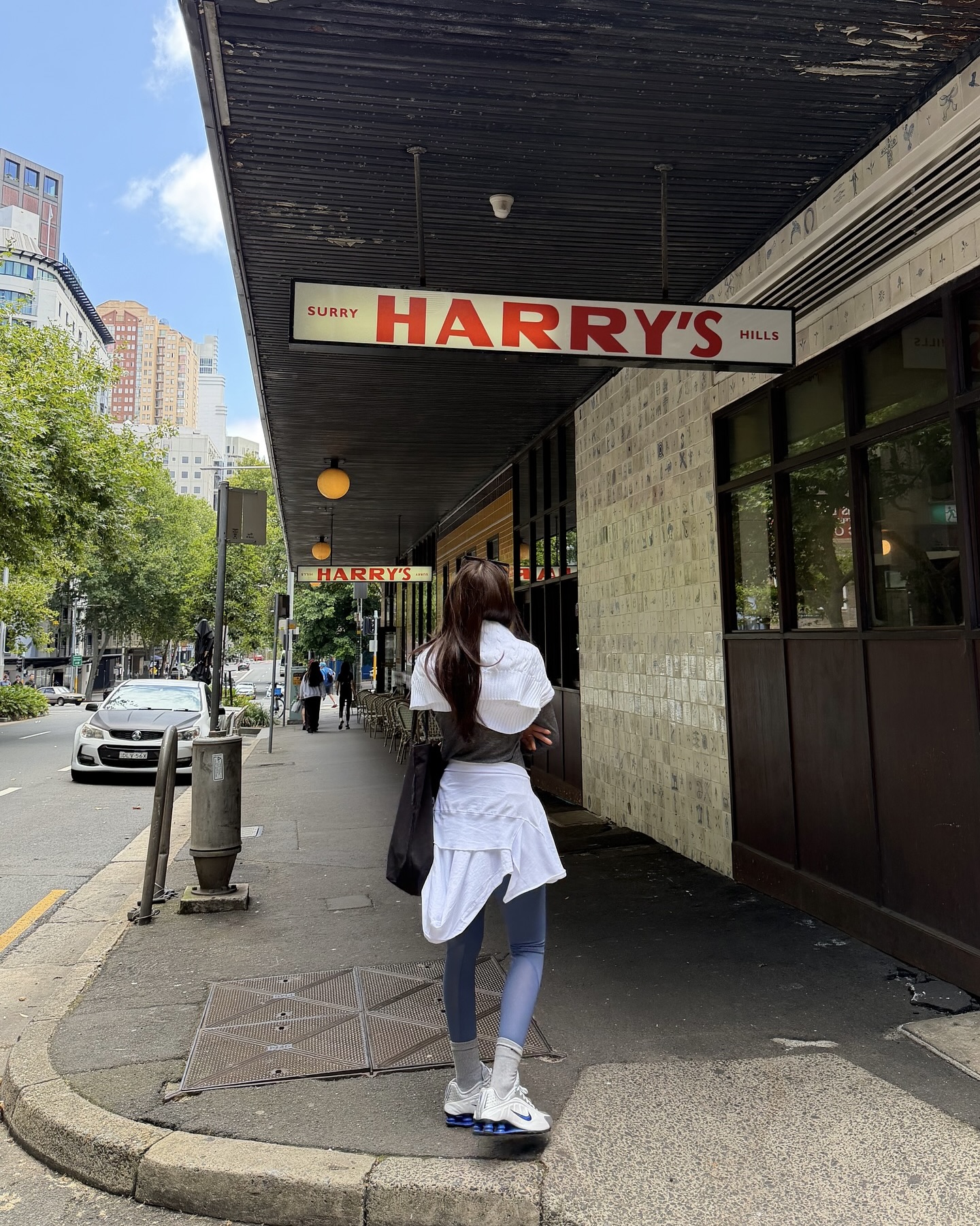 폴로 하나로 두 가지 스타일?!🤍
취향대로 고르기 좋은 폴로 데일리 니트 코디법🎠🧶
최근 효민의 호주 여행룩에서 눈길을 끄는 아이템은 폴로 랄프로렌의 케이블 쿼터 지퍼 스웨터입니다. 클래식한 케이블 니트와 지퍼 디테일로 상의 하나만으로도 깔끔한 포인트가 되어주는데요.
화이트 팬츠와 매치하면 미니멀하게, 활동적인 날엔 레깅스와 매치해 편안한 애슬레저로 분위기를 바꿀 수 있습니다. 활용도 높은 효민의 클래식 니트 스타일링, 데일리룩에 참고해보세요. 이미지7