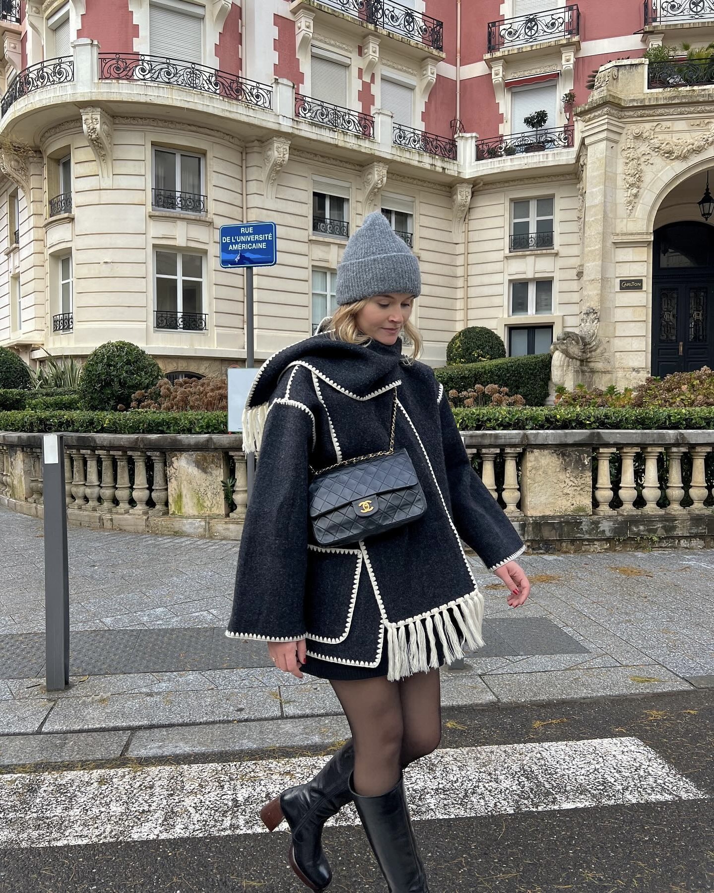 토템 시그니처💙🤍스카프 코트
두 번 고민할 필요 없는 베스트 아이템💡얼른 겟하세요
최근 리사도 즐겨 입어 화제인 스카프 코트는 토템의 엠브로이더드 스카프 재킷입니다. 울 소재에 화이트 컬러의 크로셰 자수가 포인트인 스카프 코트로, 프린지와 패치 포켓 디테일이 더해져 모던한 무드가 느껴집니다.
아우터와 같은 컬러, 소재로 세트처럼 구성된 스카프 코트는 이번 시즌 트렌드 아이템으로 주목받고 있으니 참고해 보세요. 이미지7