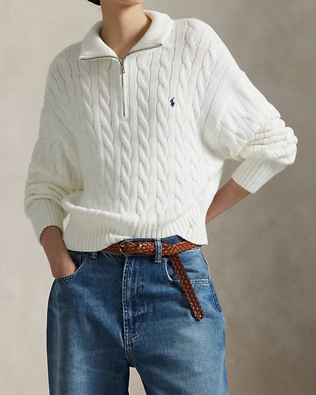 폴로 하나로 두 가지 스타일?!🤍
취향대로 고르기 좋은 폴로 데일리 니트 코디법🎠🧶
최근 효민의 호주 여행룩에서 눈길을 끄는 아이템은 폴로 랄프로렌의 케이블 쿼터 지퍼 스웨터입니다. 클래식한 케이블 니트와 지퍼 디테일로 상의 하나만으로도 깔끔한 포인트가 되어주는데요.
화이트 팬츠와 매치하면 미니멀하게, 활동적인 날엔 레깅스와 매치해 편안한 애슬레저로 분위기를 바꿀 수 있습니다. 활용도 높은 효민의 클래식 니트 스타일링, 데일리룩에 참고해보세요. 이미지8