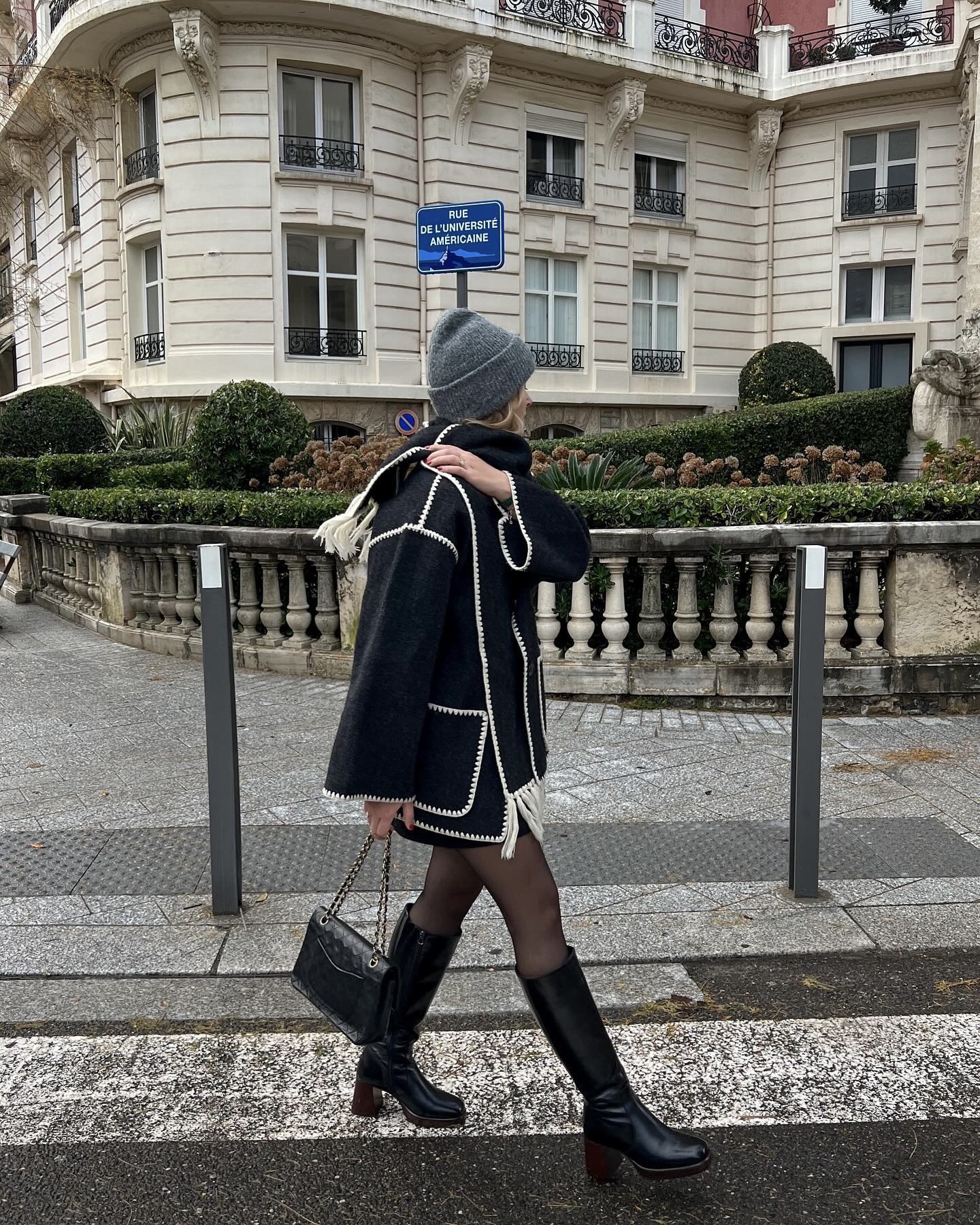 토템 시그니처💙🤍스카프 코트
두 번 고민할 필요 없는 베스트 아이템💡얼른 겟하세요
최근 리사도 즐겨 입어 화제인 스카프 코트는 토템의 엠브로이더드 스카프 재킷입니다. 울 소재에 화이트 컬러의 크로셰 자수가 포인트인 스카프 코트로, 프린지와 패치 포켓 디테일이 더해져 모던한 무드가 느껴집니다.
아우터와 같은 컬러, 소재로 세트처럼 구성된 스카프 코트는 이번 시즌 트렌드 아이템으로 주목받고 있으니 참고해 보세요. 이미지6