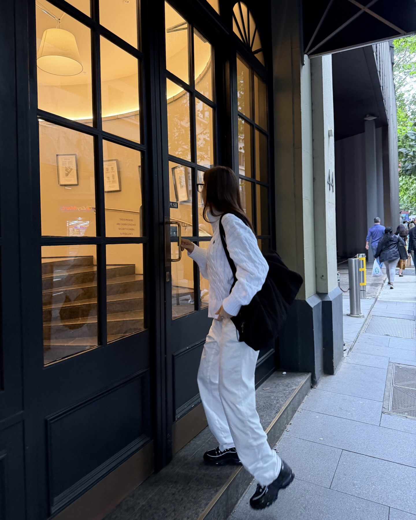 폴로 하나로 두 가지 스타일?!🤍
취향대로 고르기 좋은 폴로 데일리 니트 코디법🎠🧶
최근 효민의 호주 여행룩에서 눈길을 끄는 아이템은 폴로 랄프로렌의 케이블 쿼터 지퍼 스웨터입니다. 클래식한 케이블 니트와 지퍼 디테일로 상의 하나만으로도 깔끔한 포인트가 되어주는데요.
화이트 팬츠와 매치하면 미니멀하게, 활동적인 날엔 레깅스와 매치해 편안한 애슬레저로 분위기를 바꿀 수 있습니다. 활용도 높은 효민의 클래식 니트 스타일링, 데일리룩에 참고해보세요. 이미지2