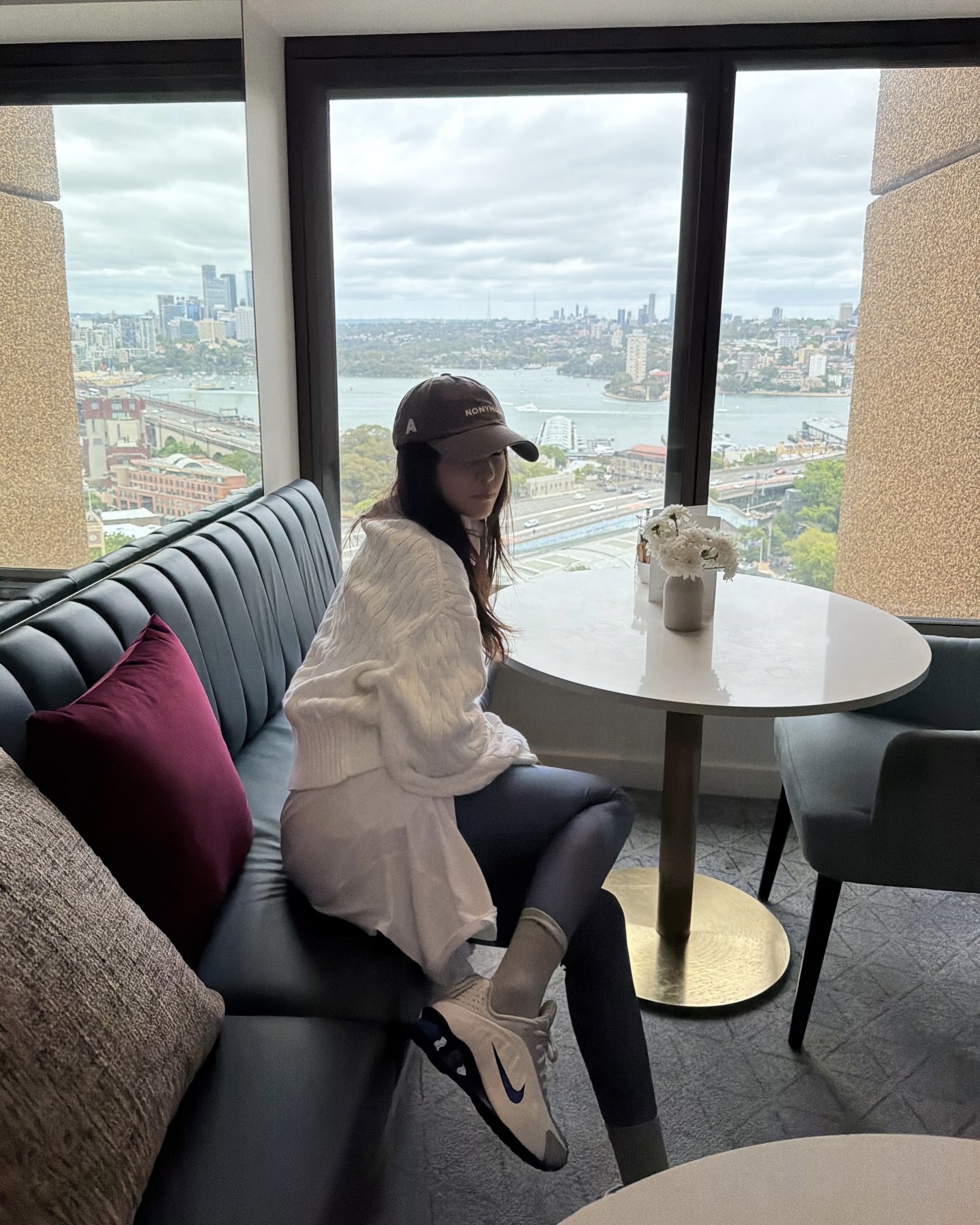 폴로 하나로 두 가지 스타일?!🤍
취향대로 고르기 좋은 폴로 데일리 니트 코디법🎠🧶
최근 효민의 호주 여행룩에서 눈길을 끄는 아이템은 폴로 랄프로렌의 케이블 쿼터 지퍼 스웨터입니다. 클래식한 케이블 니트와 지퍼 디테일로 상의 하나만으로도 깔끔한 포인트가 되어주는데요.
화이트 팬츠와 매치하면 미니멀하게, 활동적인 날엔 레깅스와 매치해 편안한 애슬레저로 분위기를 바꿀 수 있습니다. 활용도 높은 효민의 클래식 니트 스타일링, 데일리룩에 참고해보세요. 이미지6