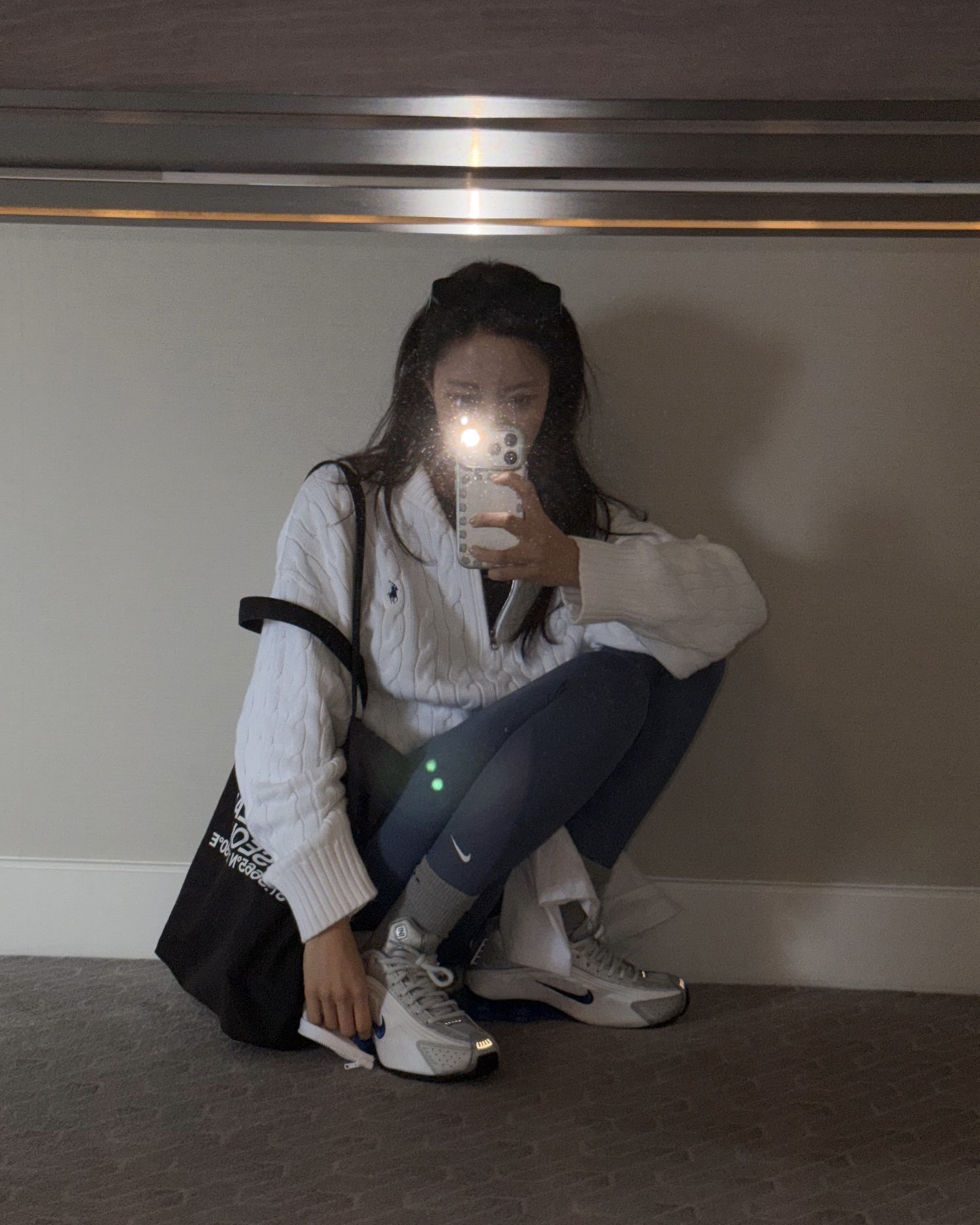 폴로 하나로 두 가지 스타일?!🤍
취향대로 고르기 좋은 폴로 데일리 니트 코디법🎠🧶
최근 효민의 호주 여행룩에서 눈길을 끄는 아이템은 폴로 랄프로렌의 케이블 쿼터 지퍼 스웨터입니다. 클래식한 케이블 니트와 지퍼 디테일로 상의 하나만으로도 깔끔한 포인트가 되어주는데요.
화이트 팬츠와 매치하면 미니멀하게, 활동적인 날엔 레깅스와 매치해 편안한 애슬레저로 분위기를 바꿀 수 있습니다. 활용도 높은 효민의 클래식 니트 스타일링, 데일리룩에 참고해보세요. 이미지5