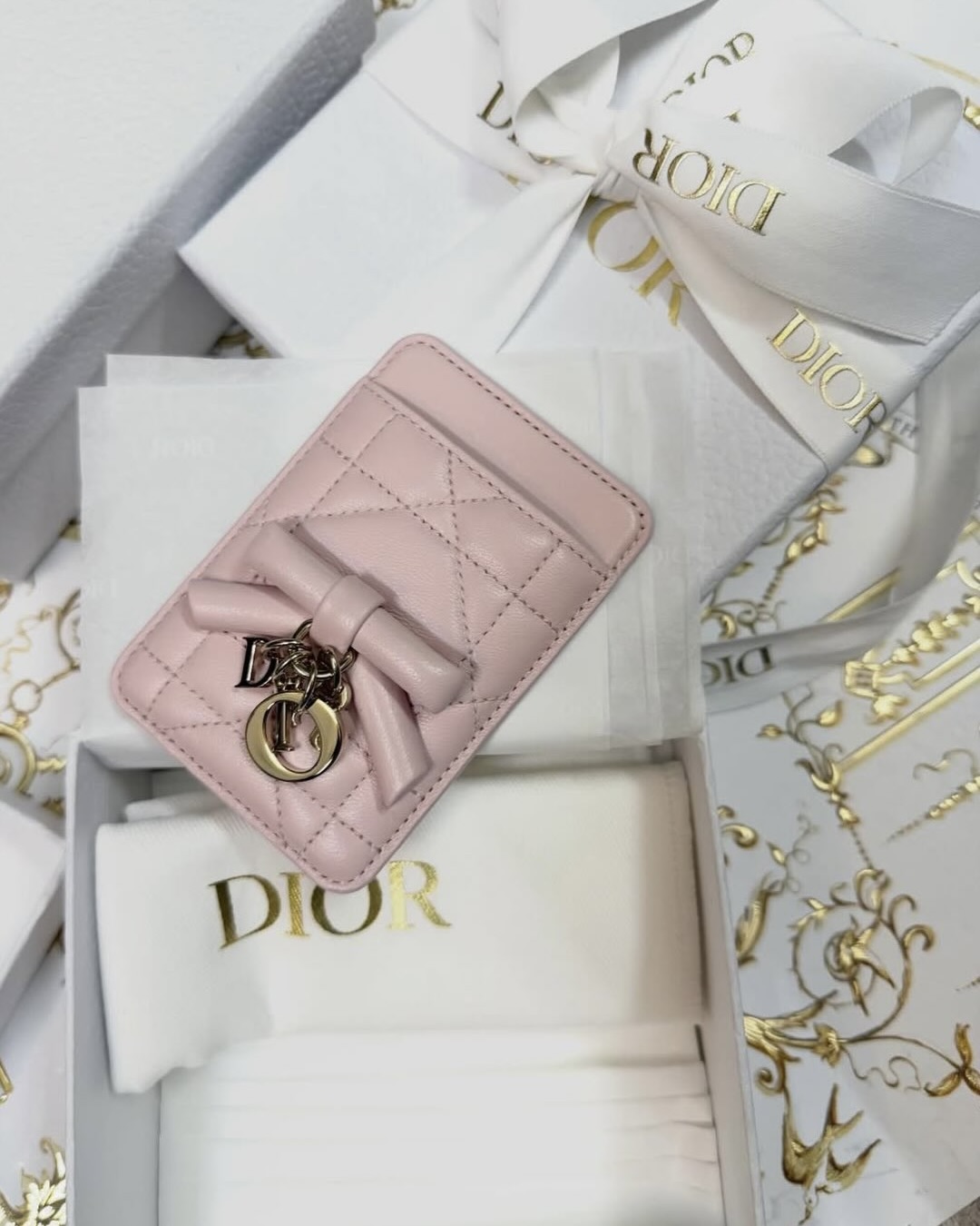 이 카드 지갑, 안 살수가 없어!🖤🩷
실용성에 디자인까지 예쁘잖아🙋🏻♀️신상 디올 마그네틱 카드 지갑
최근 디올에서 선보인 레이디 디올 마그네틱 카드 지갑은 핑크와 블랙 2가지 색상으로 구성되었는데요. 아이코닉한 까나쥬 퀼팅 패턴이 돋보이며, 리본과 브랜드 블록 참 장식이 더해져 러블리하고 고급스럽습니다.
특히 맥세이프 휴대폰 케이스와 함께 사용할 수 있는 마그네틱 구조로 실용적인 아이템이죠. 지갑 바꿀까 고민 중이라면, 이번 기회를 놓치지 마세요. 이미지2