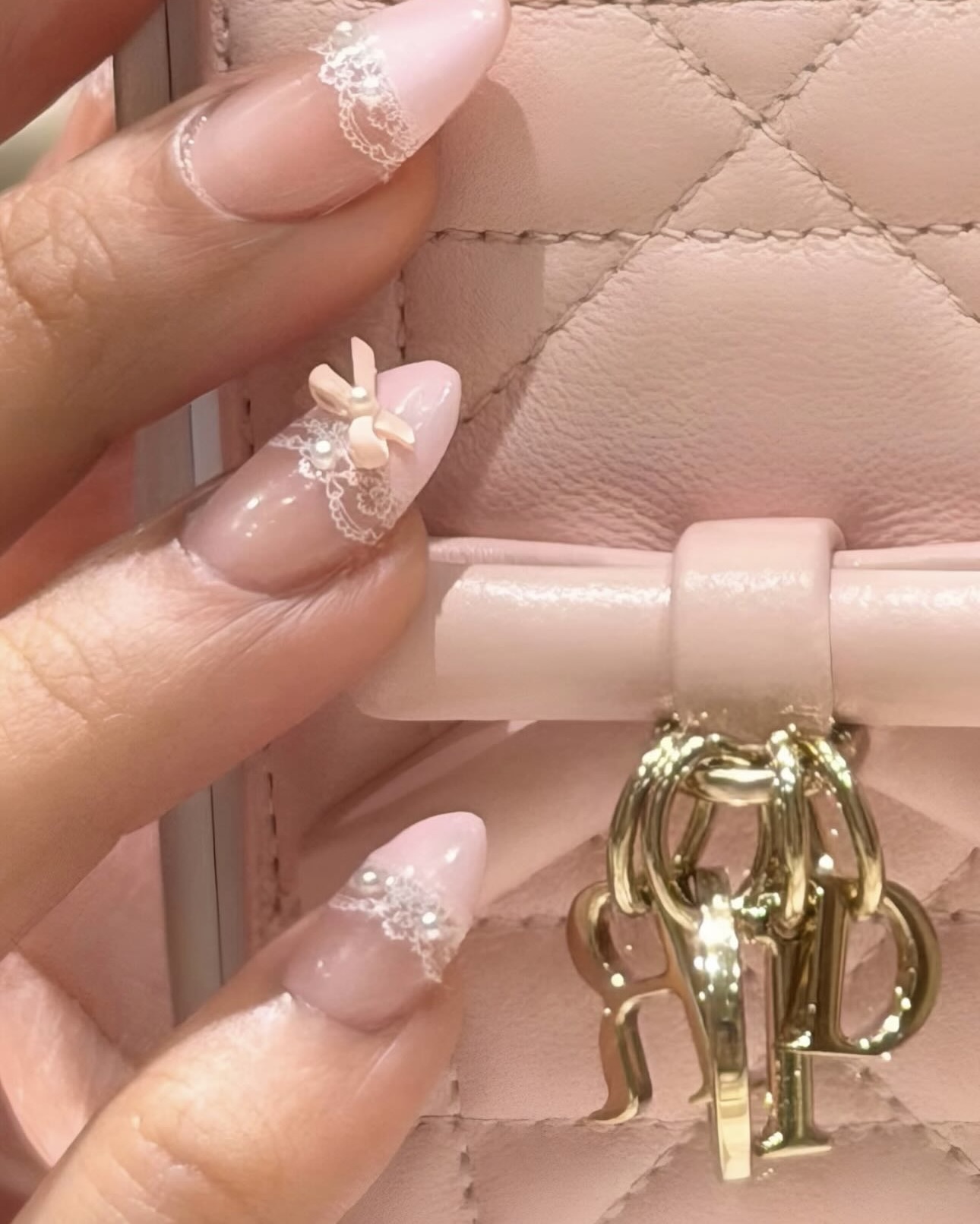 이 카드 지갑, 안 살수가 없어!🖤🩷
실용성에 디자인까지 예쁘잖아🙋🏻♀️신상 디올 마그네틱 카드 지갑
최근 디올에서 선보인 레이디 디올 마그네틱 카드 지갑은 핑크와 블랙 2가지 색상으로 구성되었는데요. 아이코닉한 까나쥬 퀼팅 패턴이 돋보이며, 리본과 브랜드 블록 참 장식이 더해져 러블리하고 고급스럽습니다.
특히 맥세이프 휴대폰 케이스와 함께 사용할 수 있는 마그네틱 구조로 실용적인 아이템이죠. 지갑 바꿀까 고민 중이라면, 이번 기회를 놓치지 마세요. 이미지5