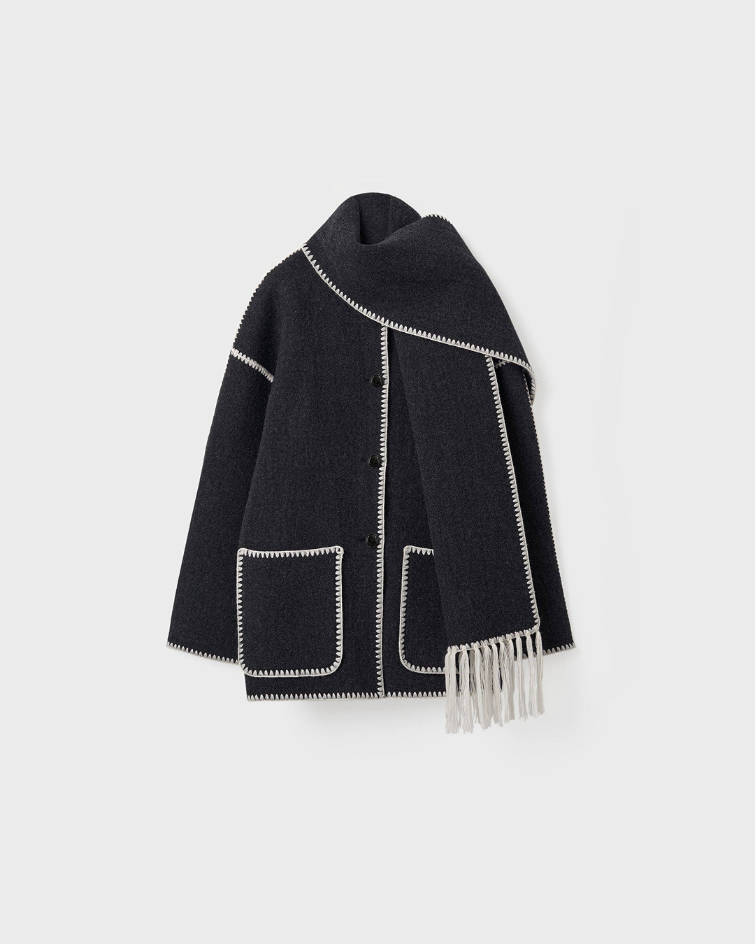 토템 시그니처💙🤍스카프 코트
두 번 고민할 필요 없는 베스트 아이템💡얼른 겟하세요
최근 리사도 즐겨 입어 화제인 스카프 코트는 토템의 엠브로이더드 스카프 재킷입니다. 울 소재에 화이트 컬러의 크로셰 자수가 포인트인 스카프 코트로, 프린지와 패치 포켓 디테일이 더해져 모던한 무드가 느껴집니다.
아우터와 같은 컬러, 소재로 세트처럼 구성된 스카프 코트는 이번 시즌 트렌드 아이템으로 주목받고 있으니 참고해 보세요. 이미지2