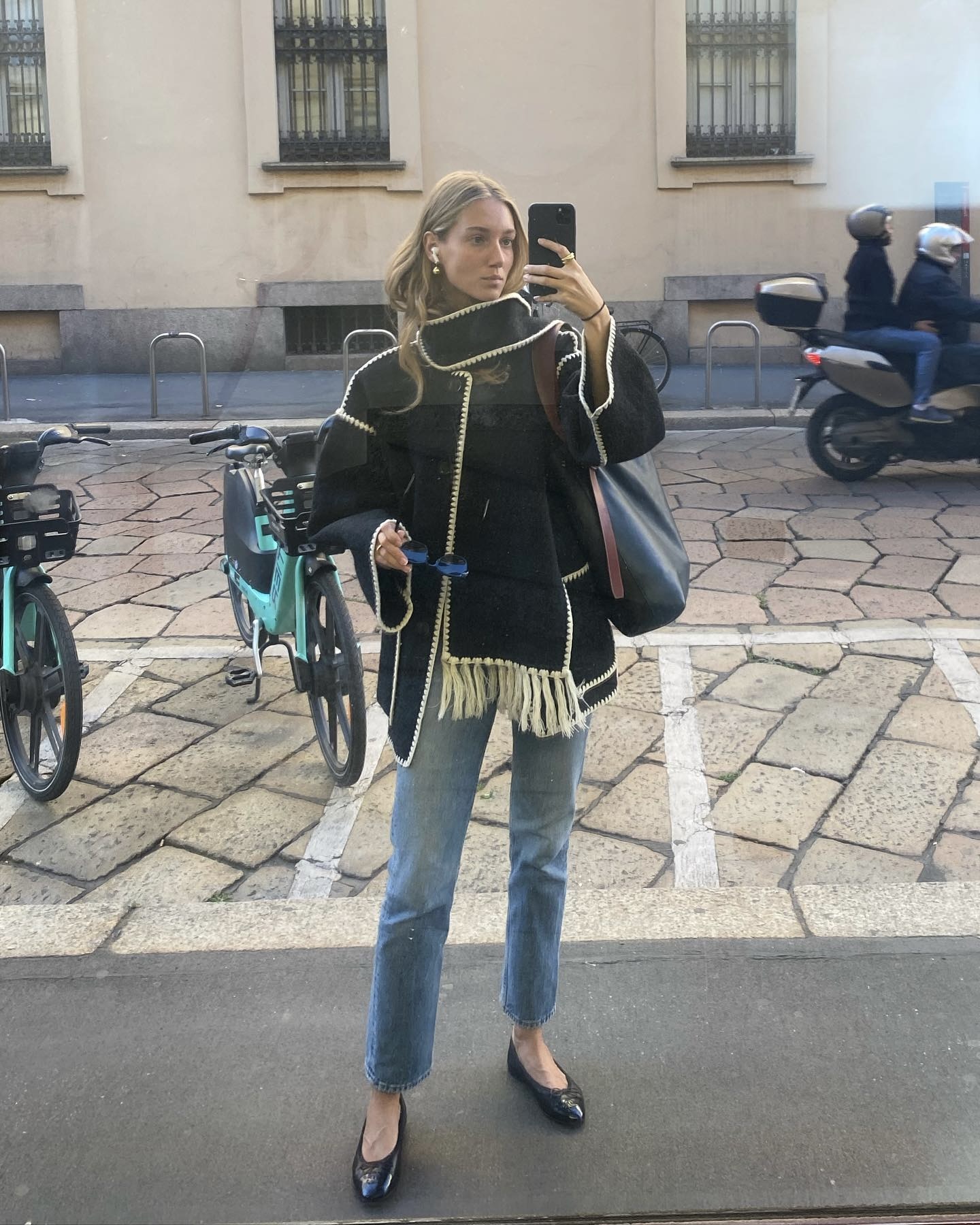 토템 시그니처💙🤍스카프 코트
두 번 고민할 필요 없는 베스트 아이템💡얼른 겟하세요
최근 리사도 즐겨 입어 화제인 스카프 코트는 토템의 엠브로이더드 스카프 재킷입니다. 울 소재에 화이트 컬러의 크로셰 자수가 포인트인 스카프 코트로, 프린지와 패치 포켓 디테일이 더해져 모던한 무드가 느껴집니다.
아우터와 같은 컬러, 소재로 세트처럼 구성된 스카프 코트는 이번 시즌 트렌드 아이템으로 주목받고 있으니 참고해 보세요. 이미지4