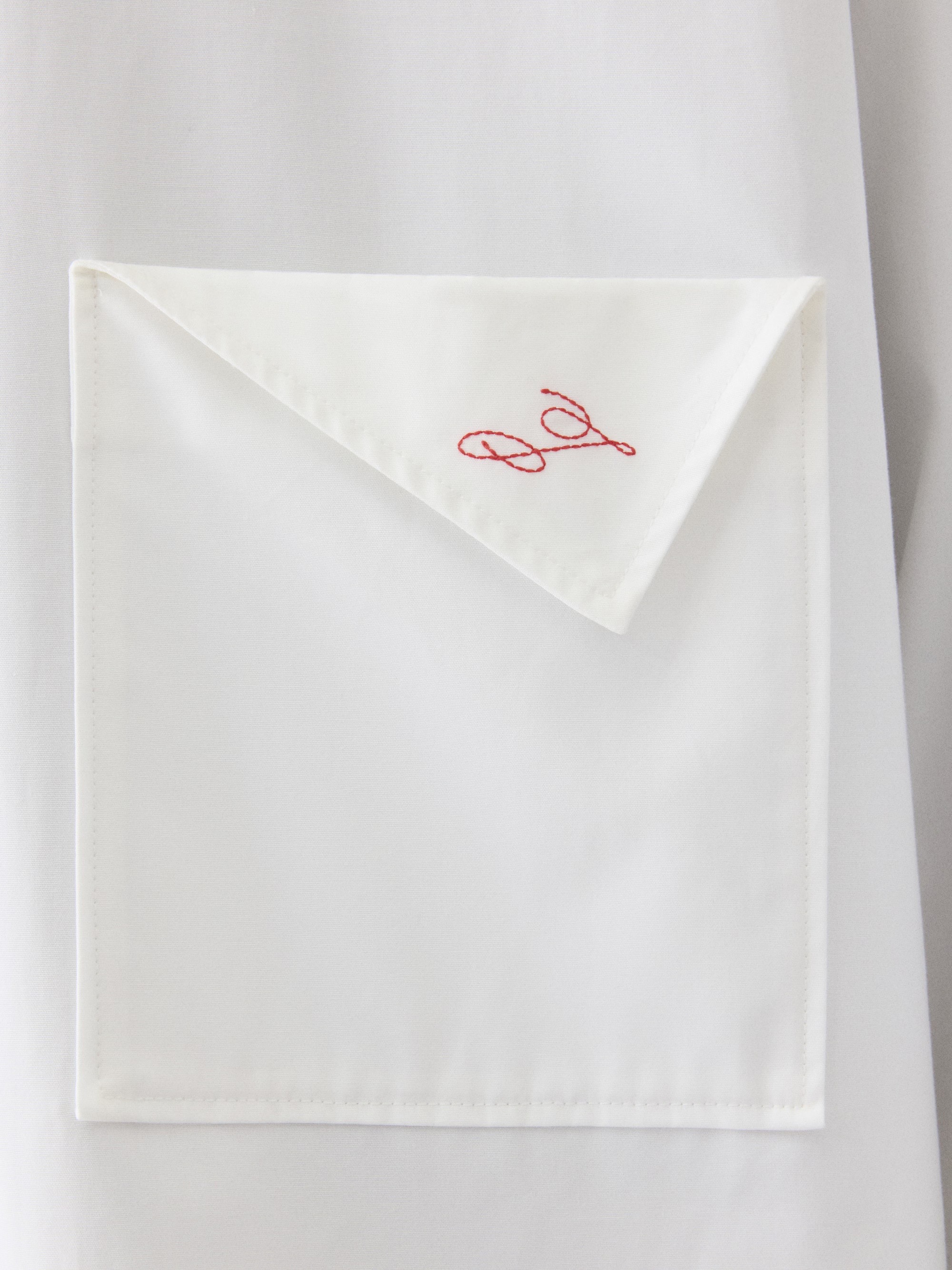 26년 셔츠🤍❤️남친룩 + 허리 로고
기억하세요✍🏻남친 셔츠 같은 루즈한 핏에 클래식 로고의 다른 위치!
니콜 키드먼이 입고 돌아온, 마티유 블라지의 샤넬 첫 시즌 셔츠는 단정한 실루엣에 허리선에 놓인 로고 포인트로 강한 인상을 남겼습니다. 디올과 자크뮈스 역시 같은 무드로 로고의 위치를 재해석하며 새로운 밸런스를 제안했죠.
이번 시즌엔 루즈하고 클래식한 남자친구 셔츠 같은 실루엣에, 허리 언저리에 더해진 로고나 자수 디테일로 무심한 듯 감각적인 룩을 완성해보세요. 이미지10