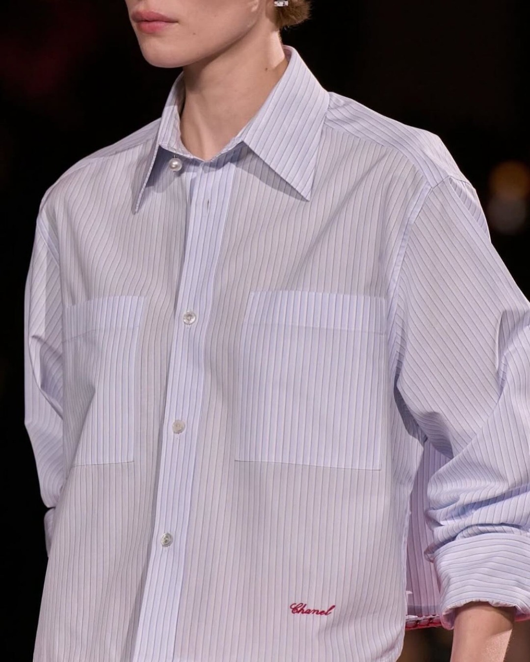 26년 셔츠🤍❤️남친룩 + 허리 로고
기억하세요✍🏻남친 셔츠 같은 루즈한 핏에 클래식 로고의 다른 위치!
니콜 키드먼이 입고 돌아온, 마티유 블라지의 샤넬 첫 시즌 셔츠는 단정한 실루엣에 허리선에 놓인 로고 포인트로 강한 인상을 남겼습니다. 디올과 자크뮈스 역시 같은 무드로 로고의 위치를 재해석하며 새로운 밸런스를 제안했죠.
이번 시즌엔 루즈하고 클래식한 남자친구 셔츠 같은 실루엣에, 허리 언저리에 더해진 로고나 자수 디테일로 무심한 듯 감각적인 룩을 완성해보세요. 이미지3