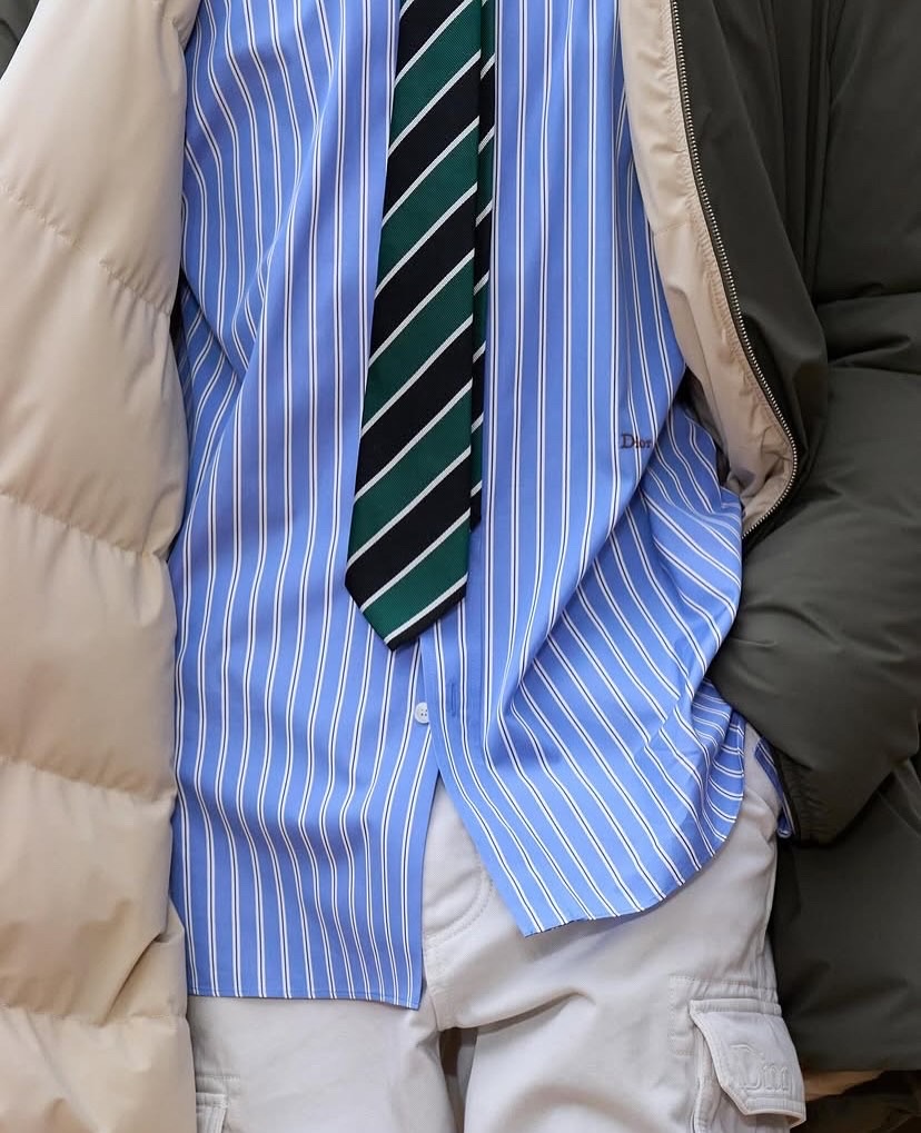 26년 셔츠🤍❤️남친룩 + 허리 로고
기억하세요✍🏻남친 셔츠 같은 루즈한 핏에 클래식 로고의 다른 위치!
니콜 키드먼이 입고 돌아온, 마티유 블라지의 샤넬 첫 시즌 셔츠는 단정한 실루엣에 허리선에 놓인 로고 포인트로 강한 인상을 남겼습니다. 디올과 자크뮈스 역시 같은 무드로 로고의 위치를 재해석하며 새로운 밸런스를 제안했죠.
이번 시즌엔 루즈하고 클래식한 남자친구 셔츠 같은 실루엣에, 허리 언저리에 더해진 로고나 자수 디테일로 무심한 듯 감각적인 룩을 완성해보세요. 이미지5