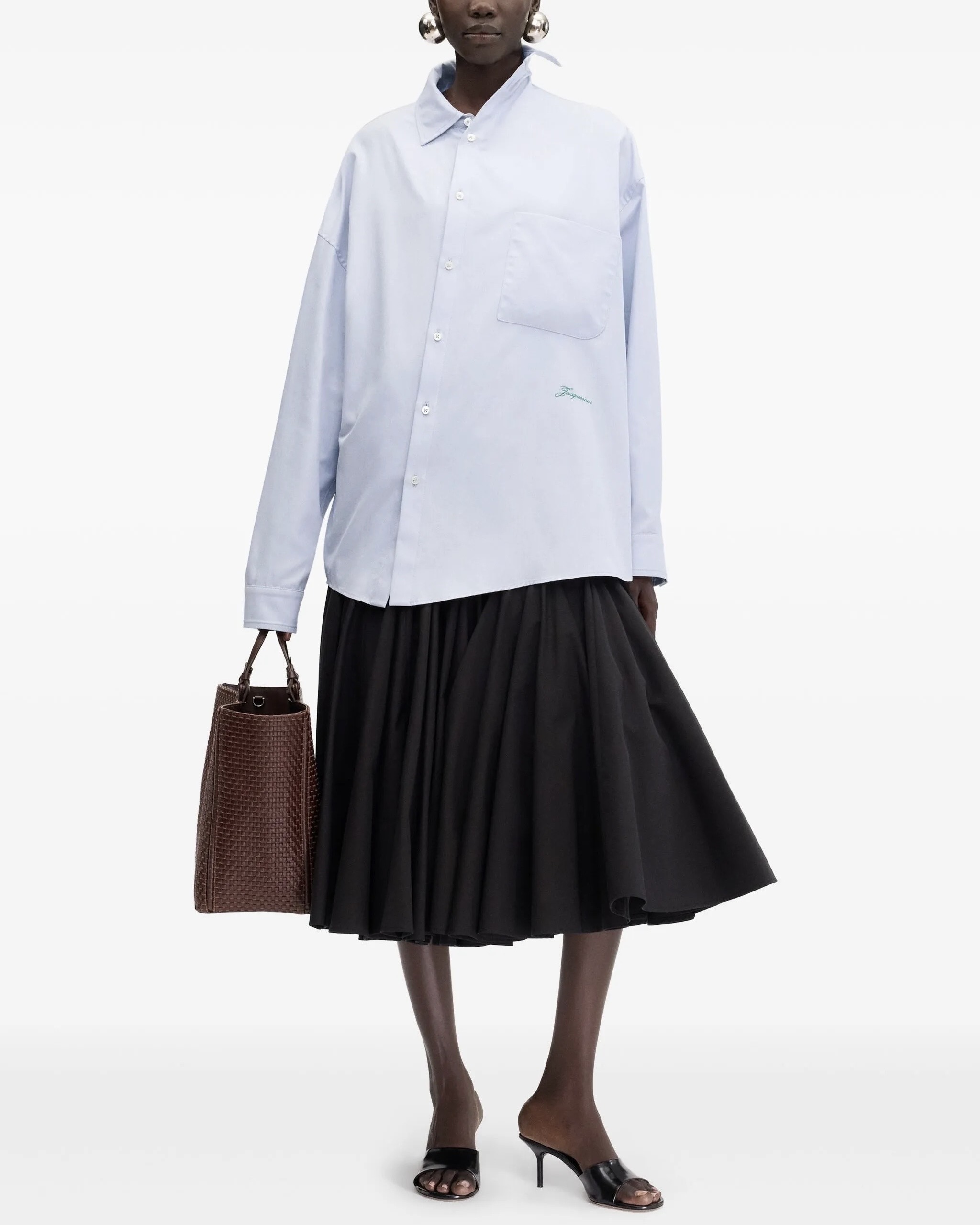 26년 셔츠🤍❤️남친룩 + 허리 로고
기억하세요✍🏻남친 셔츠 같은 루즈한 핏에 클래식 로고의 다른 위치!
니콜 키드먼이 입고 돌아온, 마티유 블라지의 샤넬 첫 시즌 셔츠는 단정한 실루엣에 허리선에 놓인 로고 포인트로 강한 인상을 남겼습니다. 디올과 자크뮈스 역시 같은 무드로 로고의 위치를 재해석하며 새로운 밸런스를 제안했죠.
이번 시즌엔 루즈하고 클래식한 남자친구 셔츠 같은 실루엣에, 허리 언저리에 더해진 로고나 자수 디테일로 무심한 듯 감각적인 룩을 완성해보세요. 이미지7