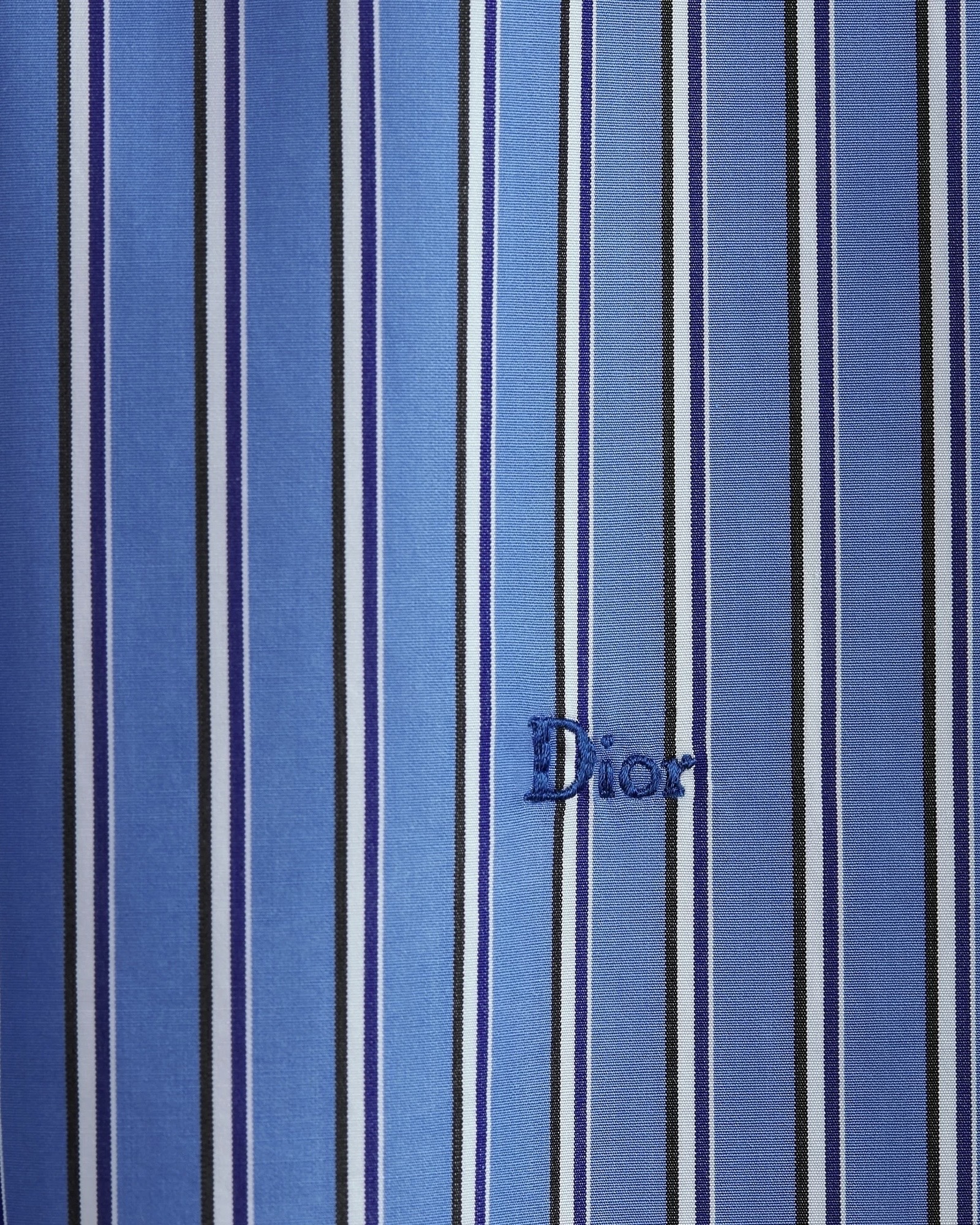 26년 셔츠🤍❤️남친룩 + 허리 로고
기억하세요✍🏻남친 셔츠 같은 루즈한 핏에 클래식 로고의 다른 위치!
니콜 키드먼이 입고 돌아온, 마티유 블라지의 샤넬 첫 시즌 셔츠는 단정한 실루엣에 허리선에 놓인 로고 포인트로 강한 인상을 남겼습니다. 디올과 자크뮈스 역시 같은 무드로 로고의 위치를 재해석하며 새로운 밸런스를 제안했죠.
이번 시즌엔 루즈하고 클래식한 남자친구 셔츠 같은 실루엣에, 허리 언저리에 더해진 로고나 자수 디테일로 무심한 듯 감각적인 룩을 완성해보세요. 이미지6