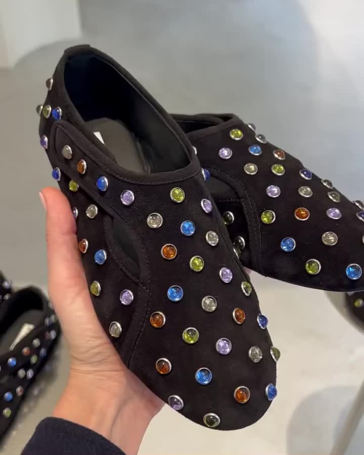 다시 돌아온 알라이아 플랫🥿 트렌드 말고, 오래 신을 신발💁🏻♀️🤎 알라이아 플랫 지금이야!! 플랫슈즈 하면 떠오르는 브랜드, 알라이아가 26년 시즌을 맞아 새롭게 커스텀 되어 돌아왔습니다. 브랜드 특유의 라운드 실루엣을 유지하면서, 소재와 디테일에 변화를 주어 과하지 않으면서도 유행 타지 않는 디자인으로 재해석 되었죠. 빈티지한 무드의 에이징 가죽 교차 스트랩 발레 플랫부터 비즈 장식이 포인트인 스웨이드 플렉스 슬리퍼, 미니멀한 라인이 돋보이는 유연한 가죽 슬리퍼까지, 알라이아 특유의 우아하면서도 독보적인 감각을 고스란히 담아냈습니다. 이미지