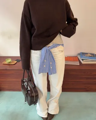 화이트 팬츠, 생각보다 쉬워요🦢
클라우드 댄서 화이트로 가볍게 분위기 전환🤍💡
사계절 내내 입기 좋은 화이트 팬츠, 요즘은 트렌드 컬러인 클라우드 댄서 덕분에 부담 없이 손이 갑니다. 화이트 팬츠를 더하면 한층 화사해 보이면서도 깔끔하게 정리되죠. 니트나 가디건처럼 포근한 소재와 매치하면 미니멀한 분위기가 살아나는데요.
화이트의 매력을 살리고 싶다면 상의까지 화이트 톤으로 맞춘 코디도 추천합니다. 클라우드 댄서 화이트로 이번 시즌 데일리 룩을 완성해보세요. 이미지