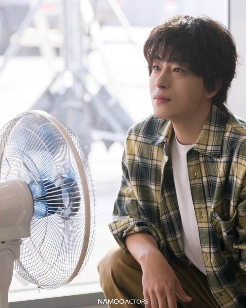 오지콤 유발자 등장🧾
중년미 넘치는 구교환, 이러면 더 좋아할 수밖에 없죠?😳🩶 이미지8