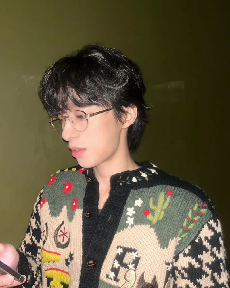 오지콤 유발자 등장🧾
중년미 넘치는 구교환, 이러면 더 좋아할 수밖에 없죠?😳🩶 이미지3