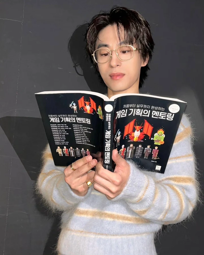 오지콤 유발자 등장🧾
중년미 넘치는 구교환, 이러면 더 좋아할 수밖에 없죠?😳🩶 이미지2